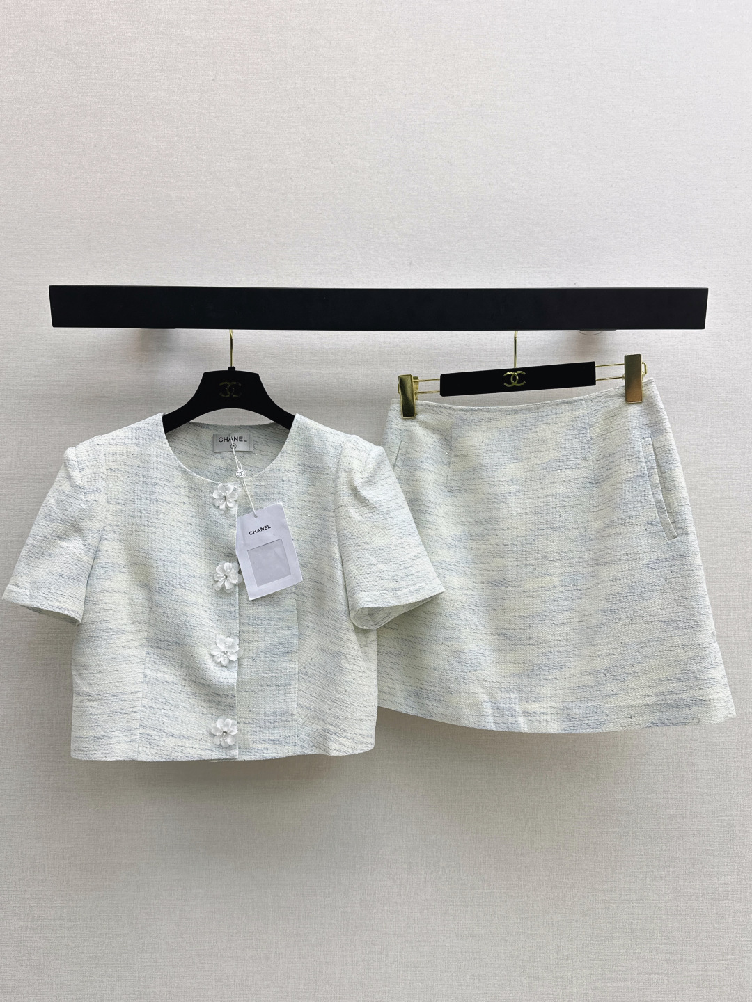 NO:798422,C family 25Ss————The latest spring and summer style age-reducing suit with a small fragrance. The upper body has a noble temperament. The customized buckle 3D three-dimensional tailoring version is very slim. It is highly practical and has a higher appearance. French socialite style is elegant and high-end. A must-have for rich families. One set is available in stock smlxl,,chanel,19860909C家 25Ss————春夏最新款小香风减龄系套装 上身自带一种高贵气质 定制扣3D立体剪裁版型巨显瘦 实穿度高颜值也更高 法式名媛风优雅又高级 富家千金必备 一套出 一色现货发售smlxl,,chanel,,Women's clothing