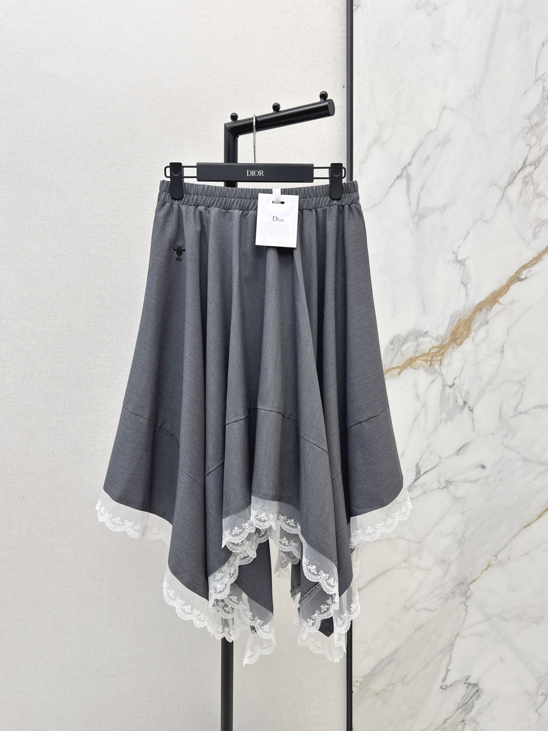 NO:798418,CD 26Ss————The latest spliced ​​lace-embellished irregular skirt for spring and summer, a very thoughtful one. The upper body is cool and sassy. It is made of customized high-quality fabrics. The texture is fine and the cotton feels natural. It has a muscular yet soft feel. It is neat and three-dimensional. It is available in two colors. sml,,skirts,19860909CD 26Ss————春夏最新款拼接蕾丝装饰不规则半裙非常用心的一款 上身又酷又飒爽 采用定制高品质面料 纹理细腻棉感自然 既有筋骨感又不失柔软,利落立体剪裁 两色现货发售sml,,skirts,,Women's clothing
