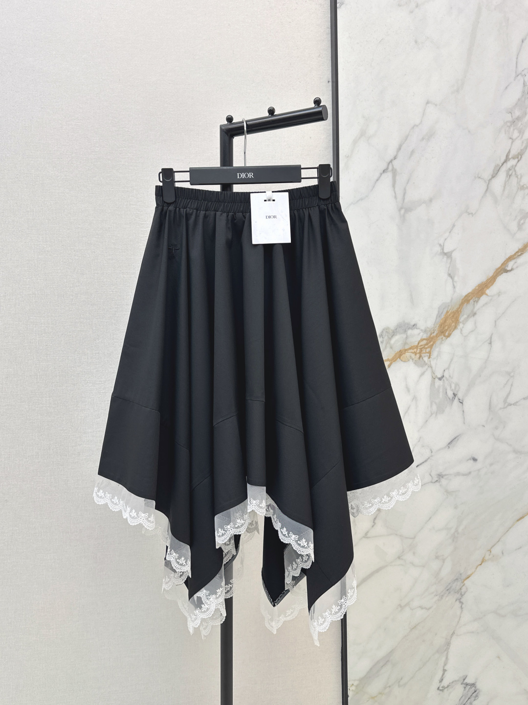 NO:798416,CD 26Ss————The latest spliced ​​lace-embellished irregular skirt for spring and summer, a very thoughtful one. The upper body is cool and sassy. It is made of customized high-quality fabrics. The texture is fine and the cotton feels natural. It has a muscular yet soft feel. It is neat and three-dimensional. Two colors are available for sale sml,,skirts,19860909CD 26Ss————春夏最新款拼接蕾丝装饰不规则半裙非常用心的一款 上身又酷又飒爽 采用定制高品质面料 纹理细腻棉感自然 既有筋骨感又不失柔软 利落立体剪裁 两色现货发售sml,,skirts,,Women's clothing