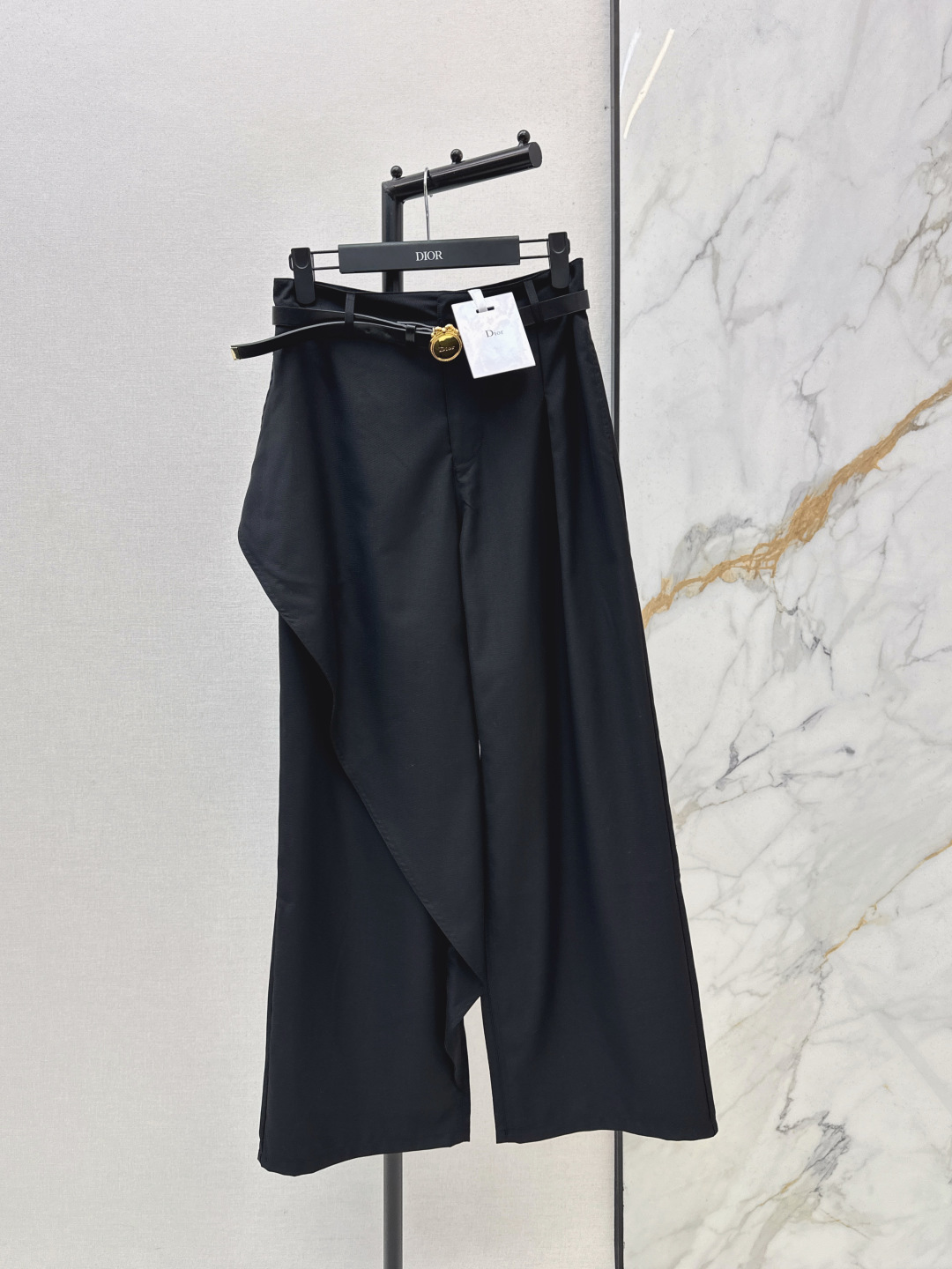 NO:798433,CD 26Ss————The latest wide-leg trousers with belt decoration for spring and summer. Fashionable and easy to wear. Versatile style. High-end customization. Comfortable fabric. Casual and free. Not only the color is beautiful, but the texture is also good. Retro and fashionable. It can be controlled by all kinds of body shapes. One color ready for sale sml,,19860909CD 26Ss————春夏最新款腰带装饰阔腿长裤 时髦好穿度爆棚 风格百搭 高级定制 舒适的面料 随性洒脱 不旦颜色美质感也敲好 复古又时尚 各种身材都可以驾驭 一色现货发售sml,,,Women's clothing