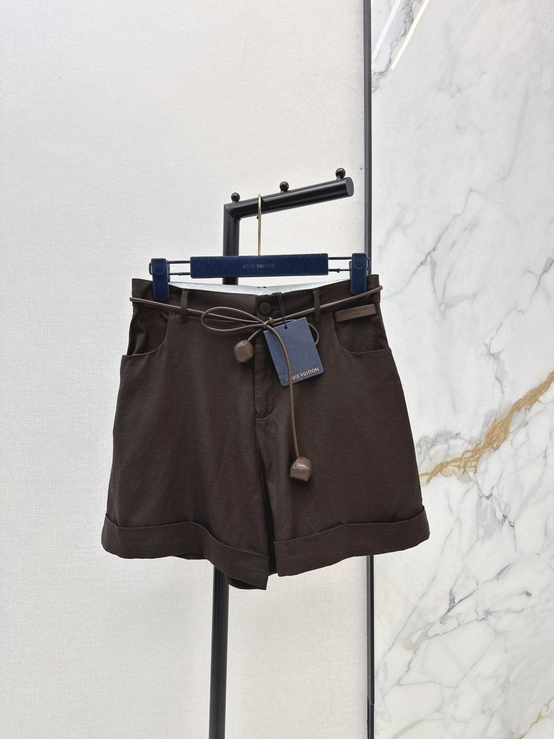 NO:798431,L's 26Ss————The latest spring and summer belt-decorated shorts are simple and elegant. Very high-end imported texture. Pay close attention to the details. The color is super correct and the upper body is very cool. It is clean and classy. It enhances the temperament. It completely complies with the level of high-end ready-to-wear. It is impossible not to love it. The temperament MM must buy it. One color ready for sale smlxl, louis vuitton, shorts,19860909L家 26Ss————春夏最新款腰带装饰短裤简洁大气 非常高级的进口质地 仔细看细节 颜色超正上身非常飒爽 干净有品 提气质 完全按照高定成衣水准 无法不爱 气质MM必入 一色现货发售smlxl,,louis vuitton,shorts,,Women's clothing