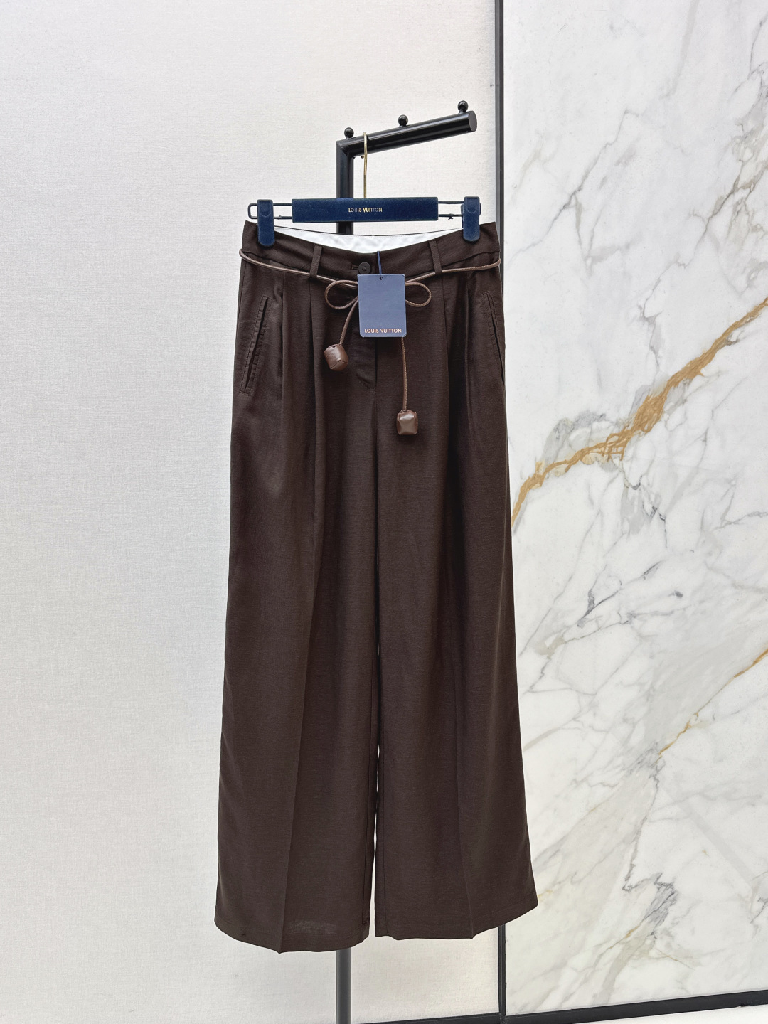 NO:798429,L's 26Ss - the latest spring and summer style simple and elegant suit with a sense of fashion. Very high-end imported texture. Pay close attention to the details. The color is super correct and the upper body is very cool. Clean and classy. It enhances the temperament. It is completely in accordance with the level of high-end ready-to-wear. It is impossible not to love it. The temperament MM must buy it. Developed in one color. Ready for sale smlxl, louis vuitton, business suit,19860909L家 26Ss————春夏最新款自带时髦感简洁大气西装套装 非常高级的进口质地 仔细看细节 颜色超正上身非常飒爽 干净有品 提气质 完全按照高定成衣水准 无法不爱 气质MM必入 一色分开发 现货发售smlxl,,louis vuitton,business suit,,Women's clothing