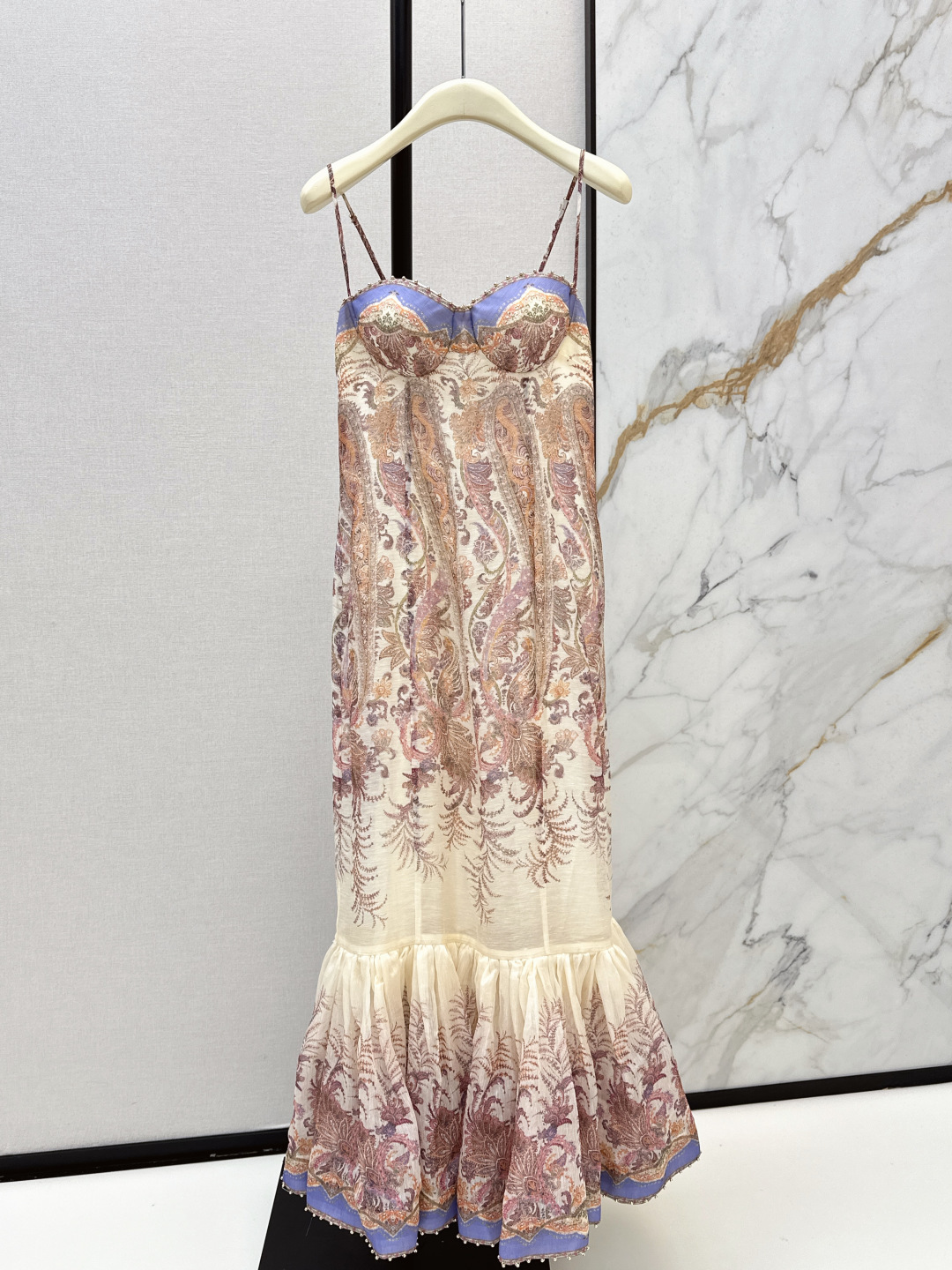 NO:798421,Exclusive first release of Zimmen-M 26Ss - the latest resort-style printed tube top long dress in early spring. Elegant and fresh resort-style atmosphere. Elegant pattern printing, romantic and elegant white and rich beauty must-have item. Linen blended fabric. One color ready for sale smlxl,,skirts,19860909独家首发 Zimmen-M 26Ss———早春最新款度假风印花抹胸长款连衣裙淡雅清新的度假风气息 优雅图案印花浪漫优雅的白富美必备单品 亚麻混纺面料 一色现货发售smlxl,,skirts,,Women's clothing