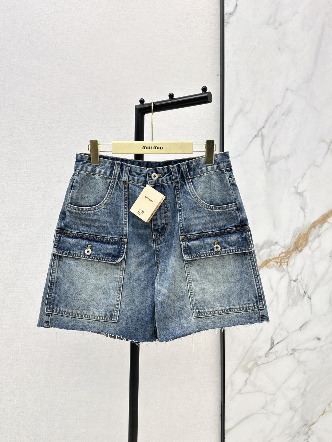NO:798415,Easily get the American retro fashion Miu 26Ss - the latest spring and summer denim shorts with workwear style design. It is definitely a good news for summer wear. Lazy and casual. Logo decorated pocket design. Retro distressed wash. It has a very American feel. The upper body instantly becomes fashionable. You need this pair for daily matching. One color ready for sale sml,, miumiu,19860909轻松Get美式复古时髦 Miu 26Ss———春夏最新款钱工装风设计牛仔五分裤 绝对是夏季穿搭福音 慵懒随性 徽标装饰口袋设计 复古做旧洗水 很有美式Feel 上身秒变时髦精 日常搭配太需要这一条了 一色现货发售sml,,miumiu,,Women's clothing