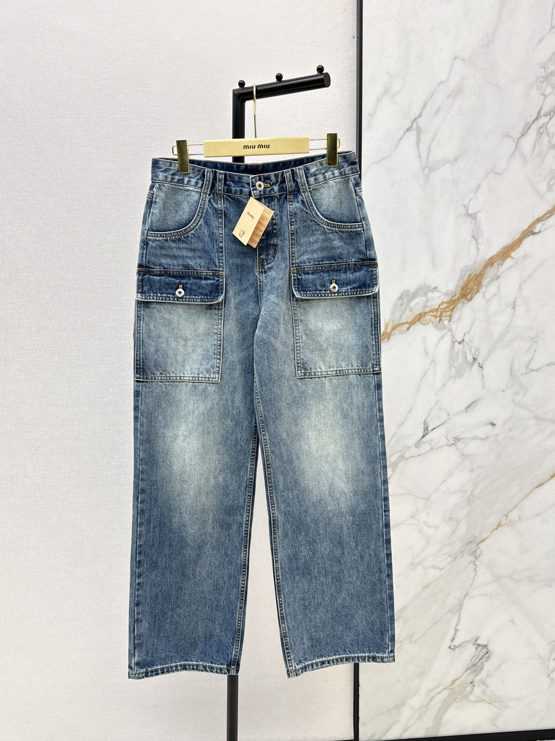 NO:798414,Easily get the American retro fashion Miu 26Ss - the latest denim trousers with workwear-style design for spring and summer are definitely good news for summer wear. Lazy and casual, logo-decorated pocket design, retro distressed wash, very American feel. The upper body instantly becomes fashionable. You need this pair for daily matching. One color ready for sale sml,, miumiu,19860909轻松Get美式复古时髦 Miu 26Ss———春夏最新款钱工装风设计牛仔长裤绝对是夏季穿搭福音 慵懒随性 徽标装饰口袋设计 复古做旧洗水 很有美式Feel 上身秒变时髦精 日常搭配太需要这一条了 一色现货发售sml,,miumiu,,Women's clothing