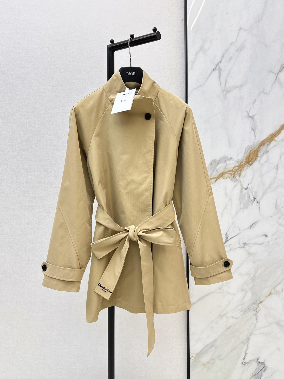 NO:798411,CD 26Ss————The latest spring and summer wide-type stand-up collar windbreaker jacket. The mid-length version is the most practical to wear. It can be worn regardless of height, fat or thin. It automatically covers the flesh. The temperament is online. It has a whole lazy and casual sense of sight. The windbreaker is really not tired of wearing. It has a sense of style. One color ready for sale sml,,jackets & coats,19860909CD 26Ss————春夏最新款阔型立领风衣外套 中长款的版型最实穿 不管高矮胖瘦均可驾驭 自动遮肉 气质感在线 一整个慵懒和随意的即视感 风衣真的穿不腻 有造型感 一色现货发售sml,,jackets & coats,,Women's clothing