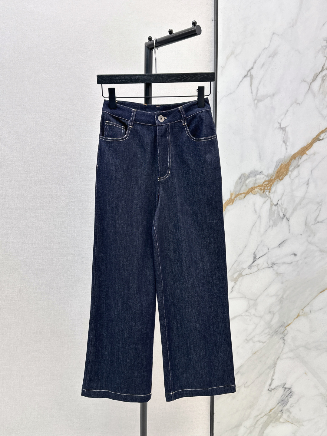 NO:798405,Fashionable design 26Ss————The latest original color high-waisted wide-leg jeans for spring and summer. Classic denim contrasting top-stitch design outlines the outline of the pants and adds a retro texture. The high-waisted wide-leg version can naturally raise the waistline and optimize the body proportions. The version is versatile and not picky, making it look slimmer and hides the flesh. The original color denim is washed, low-key and textured. It is a versatile item that can be used for commuting and daily life. One color ready for sale sml,,jeans,19860909时髦设计 26Ss————春夏最新款原色高腰阔腿牛仔裤 经典牛仔撞色明线设计勾勒裤型轮廓 增加复古质感 高腰阔腿版型能自然拉高腰线 优化身材比例 版型百搭不挑人显瘦又藏肉 原色牛仔洗水 低调有质感 是兼顾通勤与日常的百搭单品 一色现货发售sml,,jeans,,Women's clothing