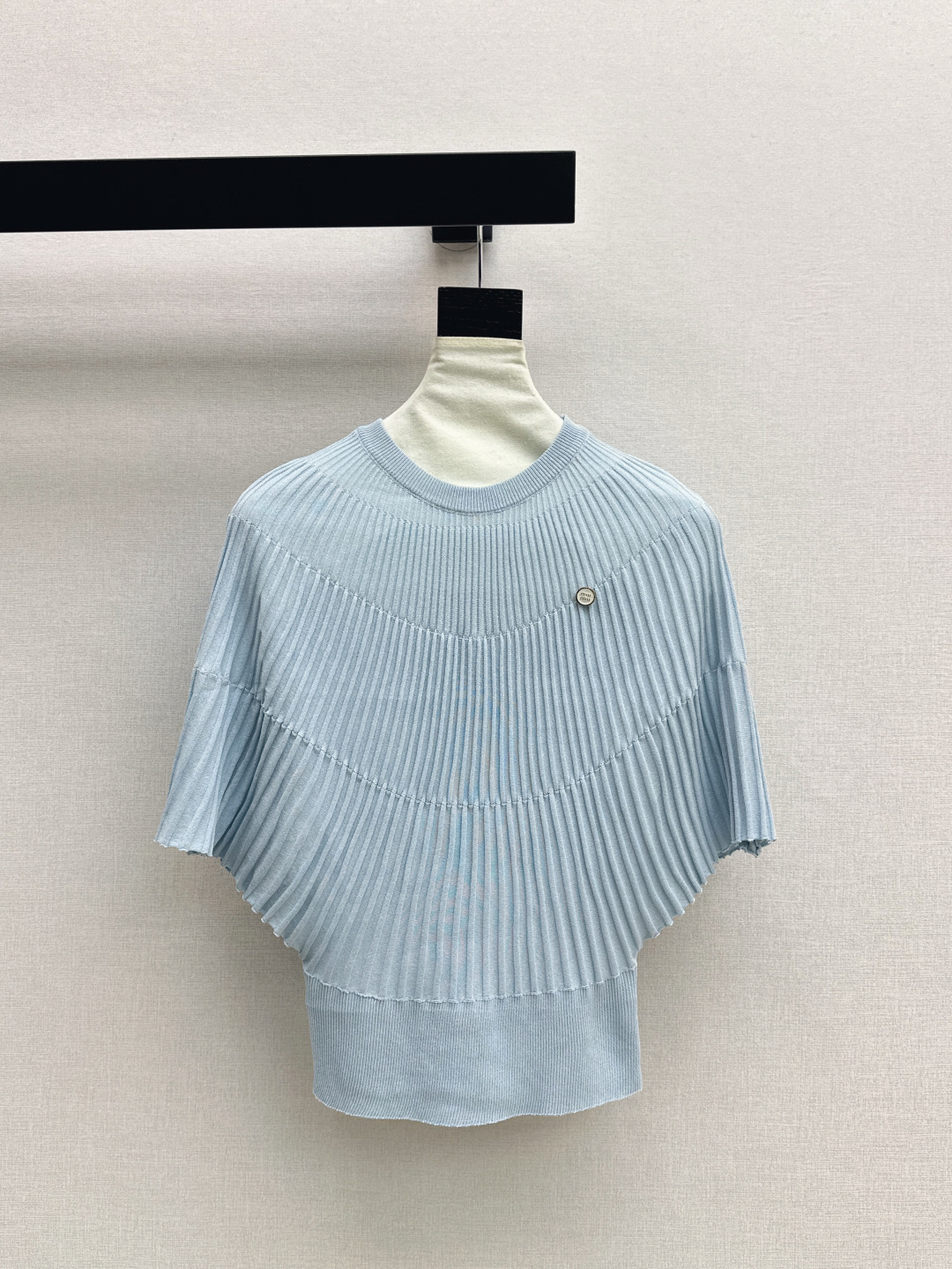 NO:798393,Miu 26Ss————The latest age-reducing cape-style sweater for daily use in spring and summer. A timeless fashion element~~The logo brooch is exquisite and big-name, casual and high-end!  The quality of knitted T-shirts is unparalleled. It can be easily matched with jeans for a date or shopping!  Four colors are available for sale now: sml, miumiu, jeans, tees, t-shirt, brooch, breastpin,19860909Miu 26Ss————春夏最新款减龄斗篷式针织衫日常必备款 永不过时的时尚元素～～logo胸针精致大牌 休闲也高级！ 针织的品质感T恤是望尘莫及的 搭配牛仔裤约会逛街都能轻松搞定！四色现货发售sml,,miumiu,jeans,tees，t-shirt,brooch，breastpin,,Women's clothing