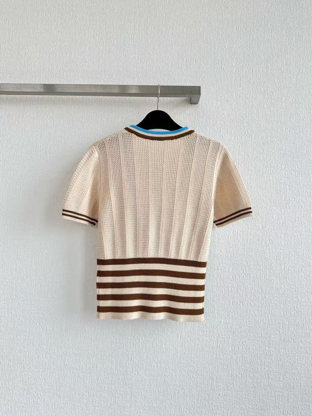 𝟐𝟎𝟐𝟔/新品预售V领针织开衫采用棉 + 粘胶拼纱工艺，触感柔软透气版型挺括不易变形全件扭花织法，让衣身