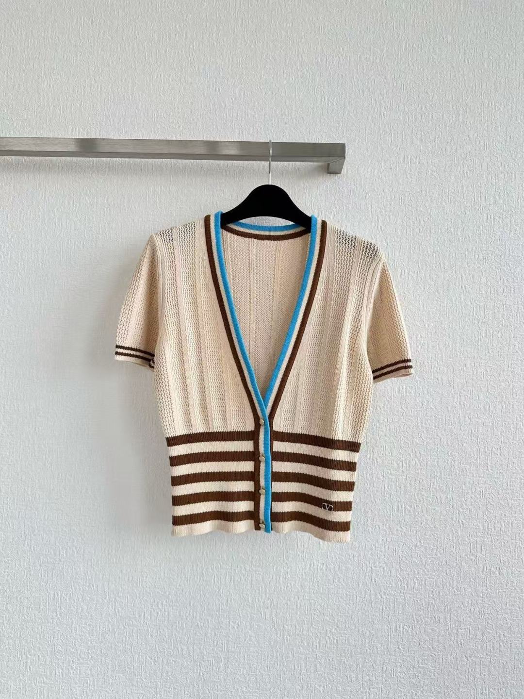 𝟐𝟎𝟐𝟔/新品预售V领针织开衫采用棉 + 粘胶拼纱工艺，触感柔软透气版型挺括不易变形全件扭花织法，让衣身