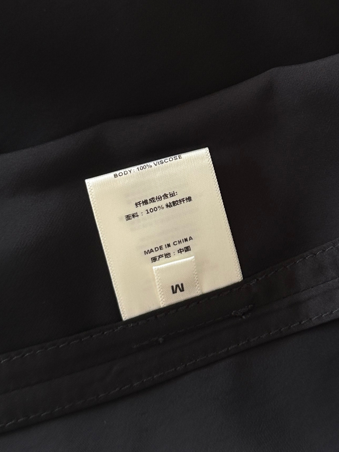 🛒𝐍𝐄𝐖 · 𝟐𝟎𝟐𝟔/新品预售黑色光泽感收腰IGAN无袖连衣裙前U形领口设计宽而不深露出锁骨和肩颈线 