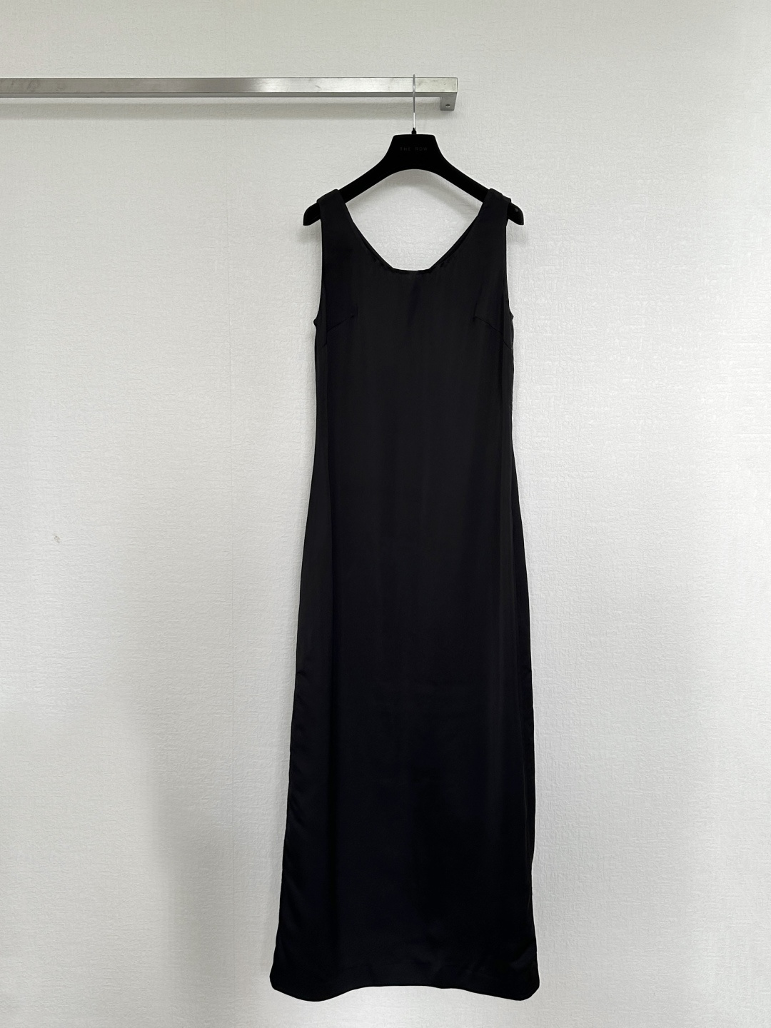🛒𝐍𝐄𝐖 · 𝟐𝟎𝟐𝟔/新品预售黑色光泽感收腰IGAN无袖连衣裙前U形领口设计宽而不深露出锁骨和肩颈线 