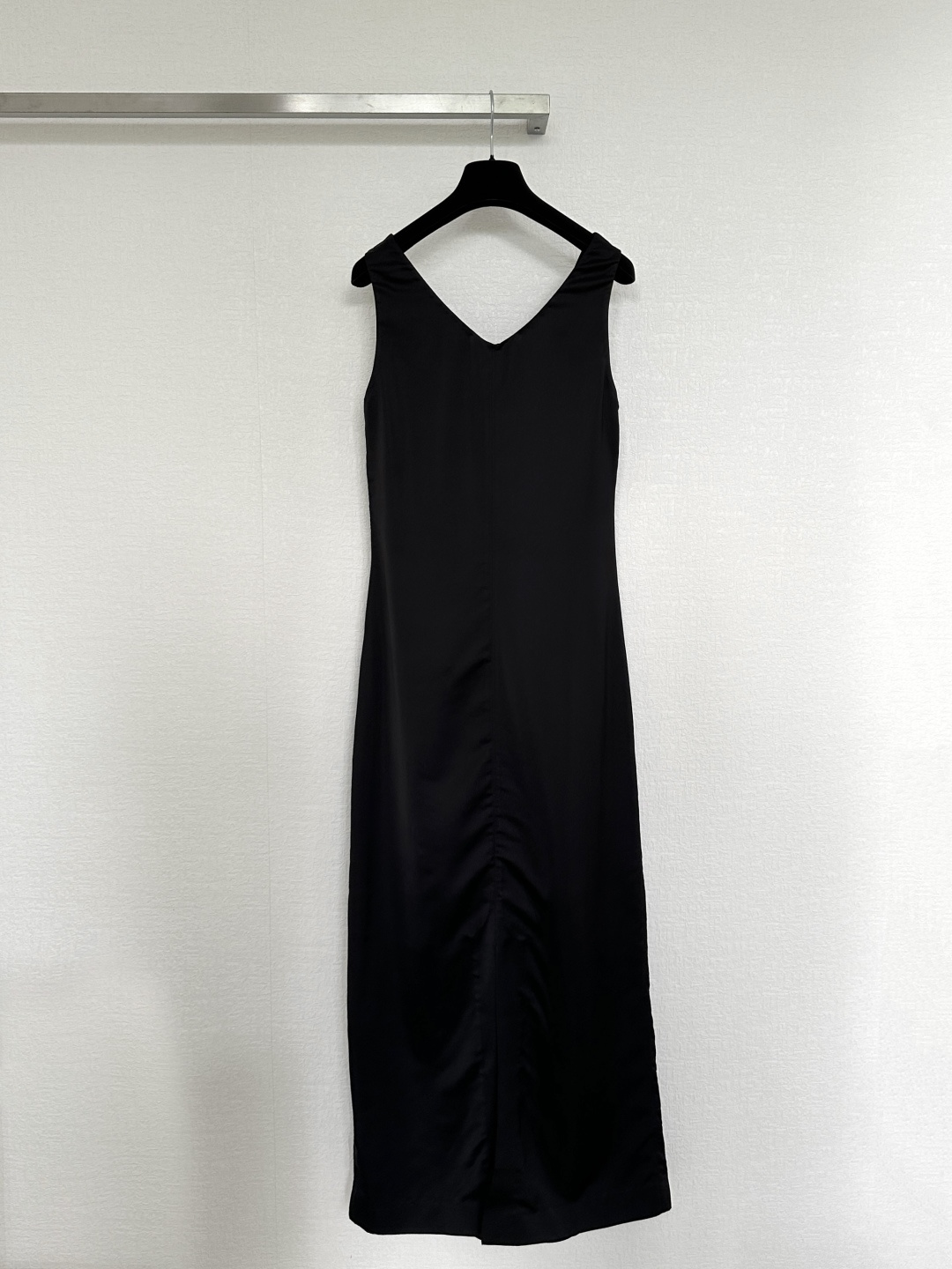 🛒𝐍𝐄𝐖 · 𝟐𝟎𝟐𝟔/新品预售黑色光泽感收腰IGAN无袖连衣裙前U形领口设计宽而不深露出锁骨和肩颈线 
