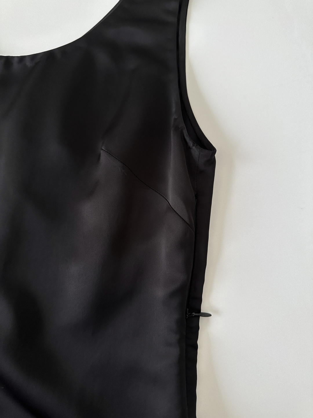 🛒𝐍𝐄𝐖 · 𝟐𝟎𝟐𝟔/新品预售黑色光泽感收腰IGAN无袖连衣裙前U形领口设计宽而不深露出锁骨和肩颈线 