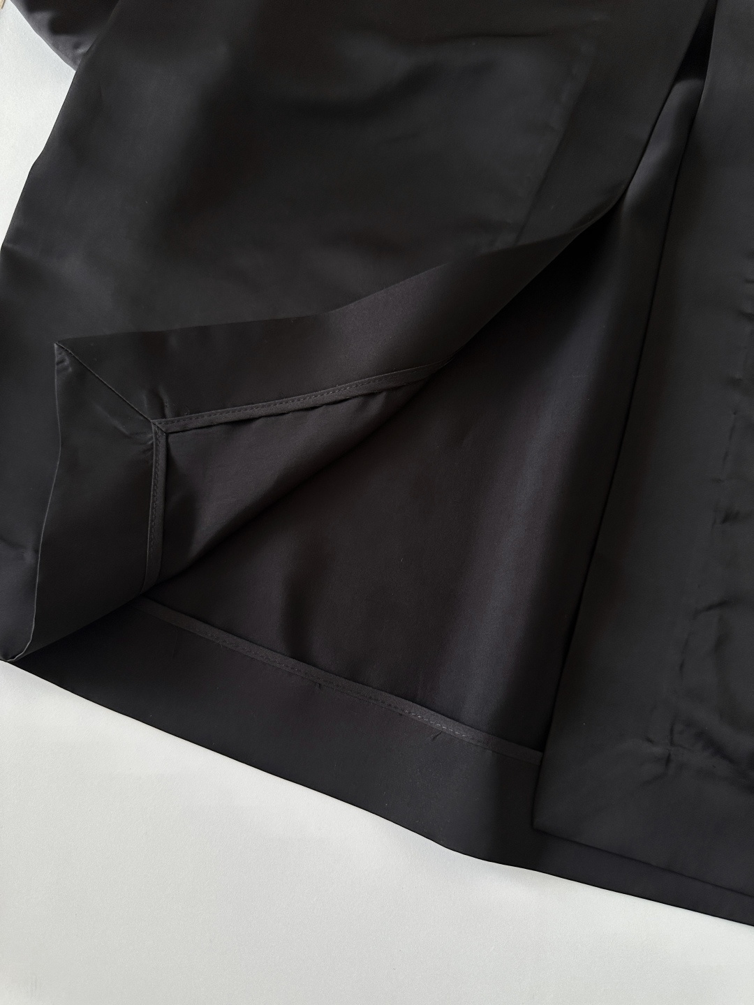 🛒𝐍𝐄𝐖 · 𝟐𝟎𝟐𝟔/新品预售黑色光泽感收腰IGAN无袖连衣裙前U形领口设计宽而不深露出锁骨和肩颈线 