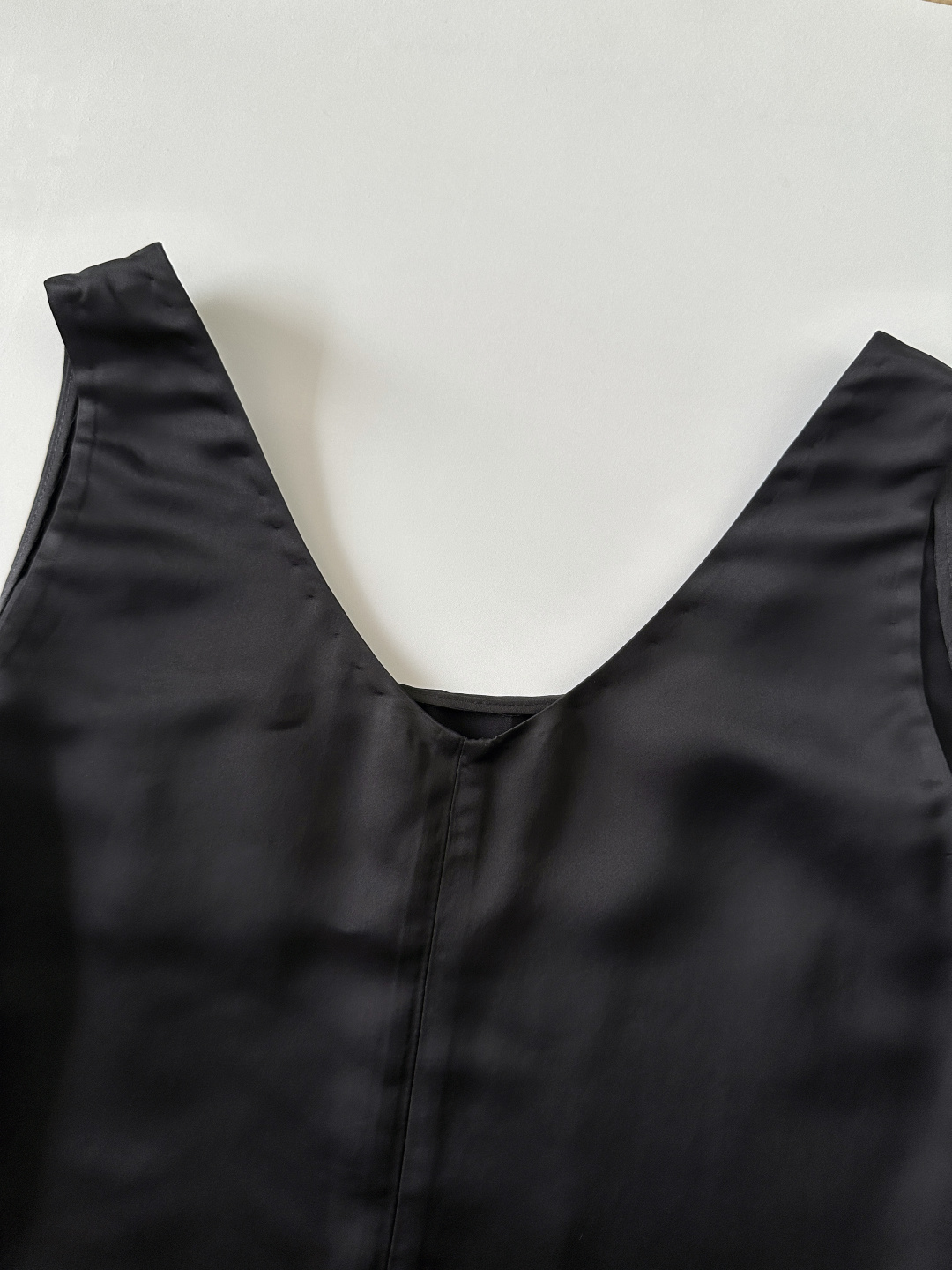 🛒𝐍𝐄𝐖 · 𝟐𝟎𝟐𝟔/新品预售黑色光泽感收腰IGAN无袖连衣裙前U形领口设计宽而不深露出锁骨和肩颈线 