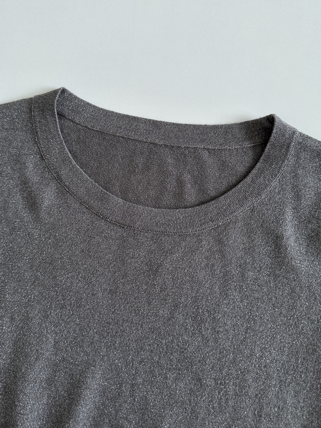 🛒𝐍𝐄𝐖 · 𝟐𝟎𝟐𝟔/新品预售羊绒的软糯真丝的丝滑金银葱的微光织进18针的细腻里轻薄到像第二层皮肤却高