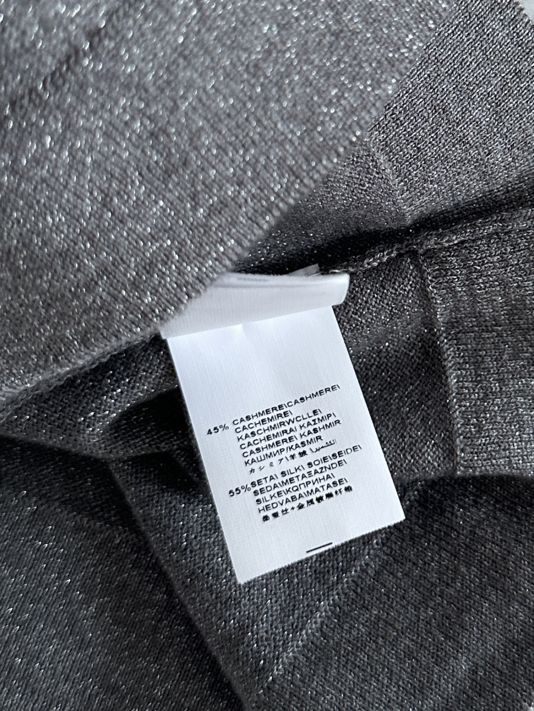🛒𝐍𝐄𝐖 · 𝟐𝟎𝟐𝟔/新品预售羊绒的软糯真丝的丝滑金银葱的微光织进18针的细腻里轻薄到像第二层皮肤却高