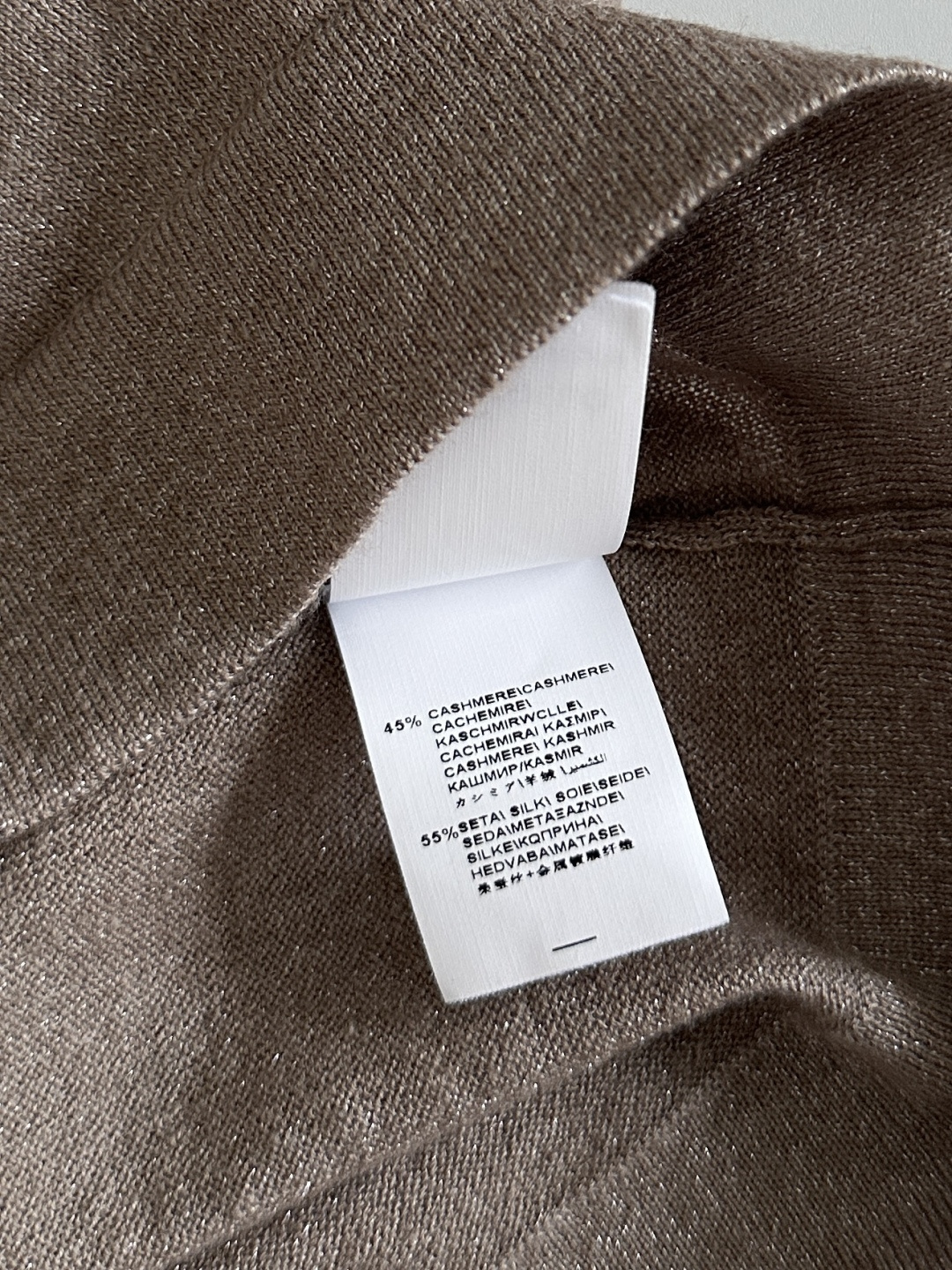 🛒𝐍𝐄𝐖 · 𝟐𝟎𝟐𝟔/新品预售羊绒的软糯真丝的丝滑金银葱的微光织进18针的细腻里轻薄到像第二层皮肤却高