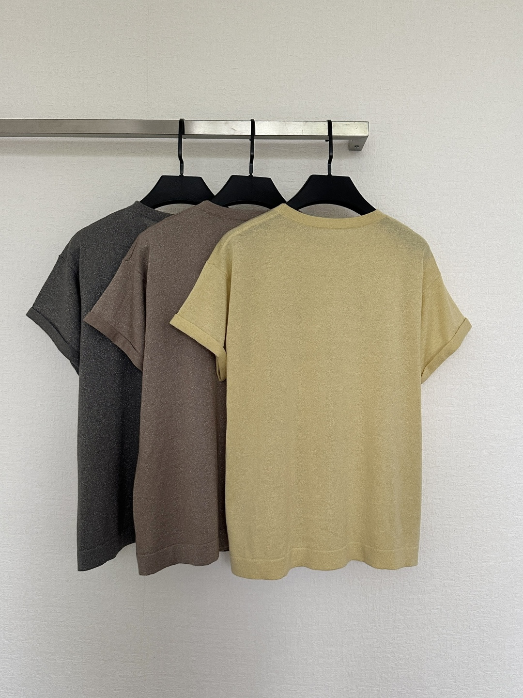 🛒𝐍𝐄𝐖 · 𝟐𝟎𝟐𝟔/新品预售羊绒的软糯真丝的丝滑金银葱的微光织进18针的细腻里轻薄到像第二层皮肤却高