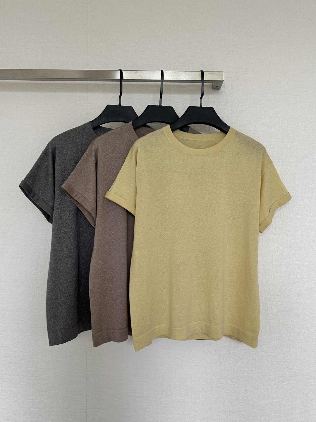 🛒𝐍𝐄𝐖 · 𝟐𝟎𝟐𝟔/新品预售羊绒的软糯真丝的丝滑金银葱的微光织进18针的细腻里轻薄到像第二层皮肤却高