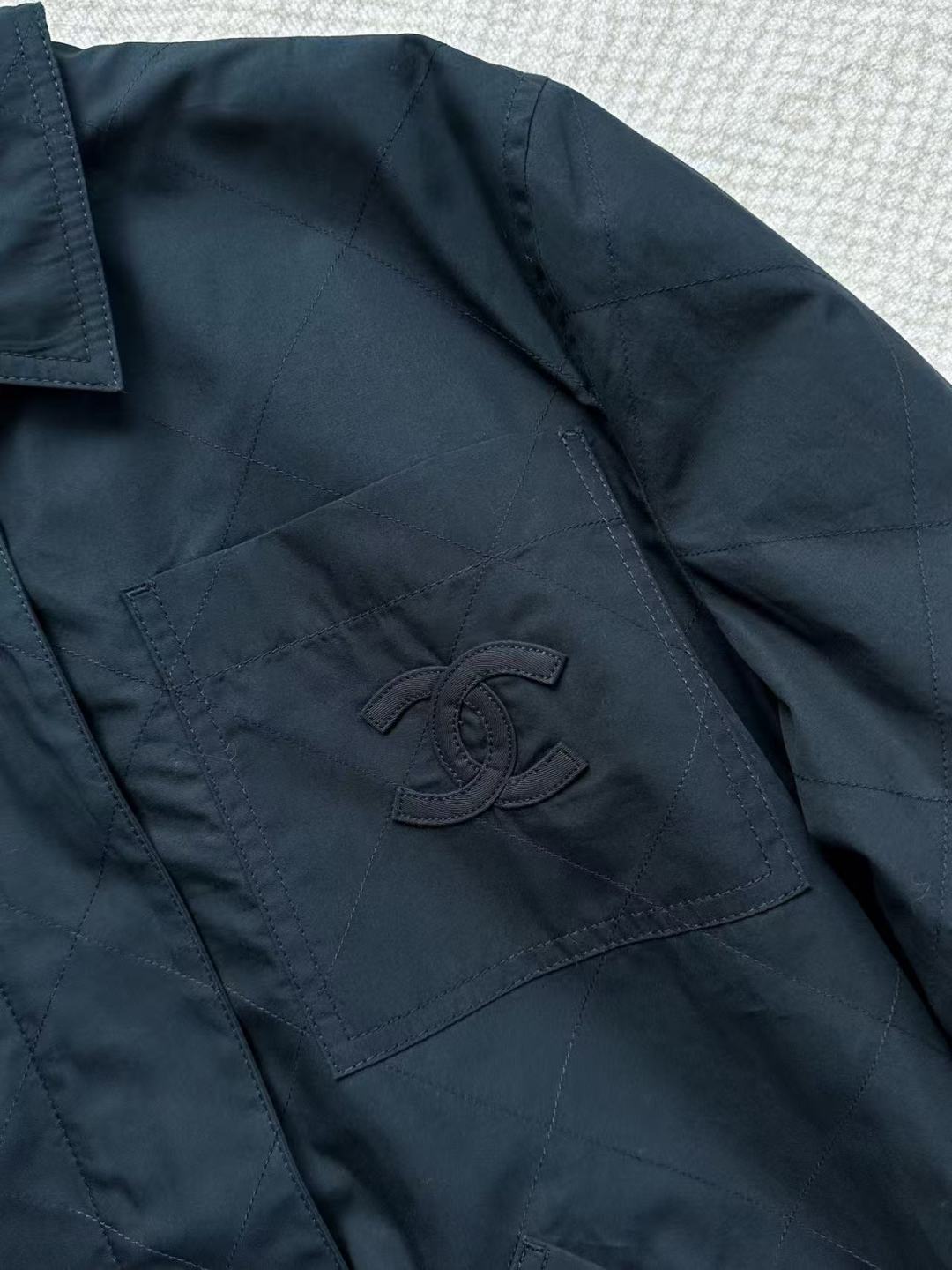 𝟐𝟎𝟐𝟔/爆款预定 夹克外套甄选100%优质棉面料 面料挺括有型不软塌，自带哑光高级感耐磨抗皱，质感肉眼