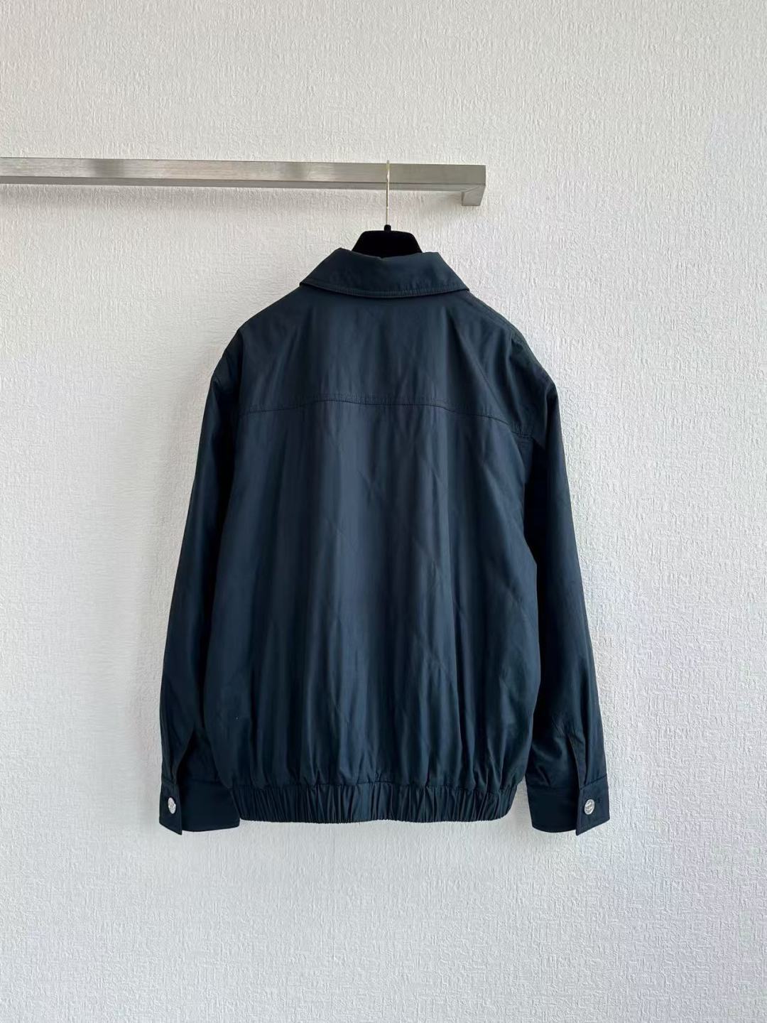 𝟐𝟎𝟐𝟔/爆款预定 夹克外套甄选100%优质棉面料 面料挺括有型不软塌，自带哑光高级感耐磨抗皱，质感肉眼