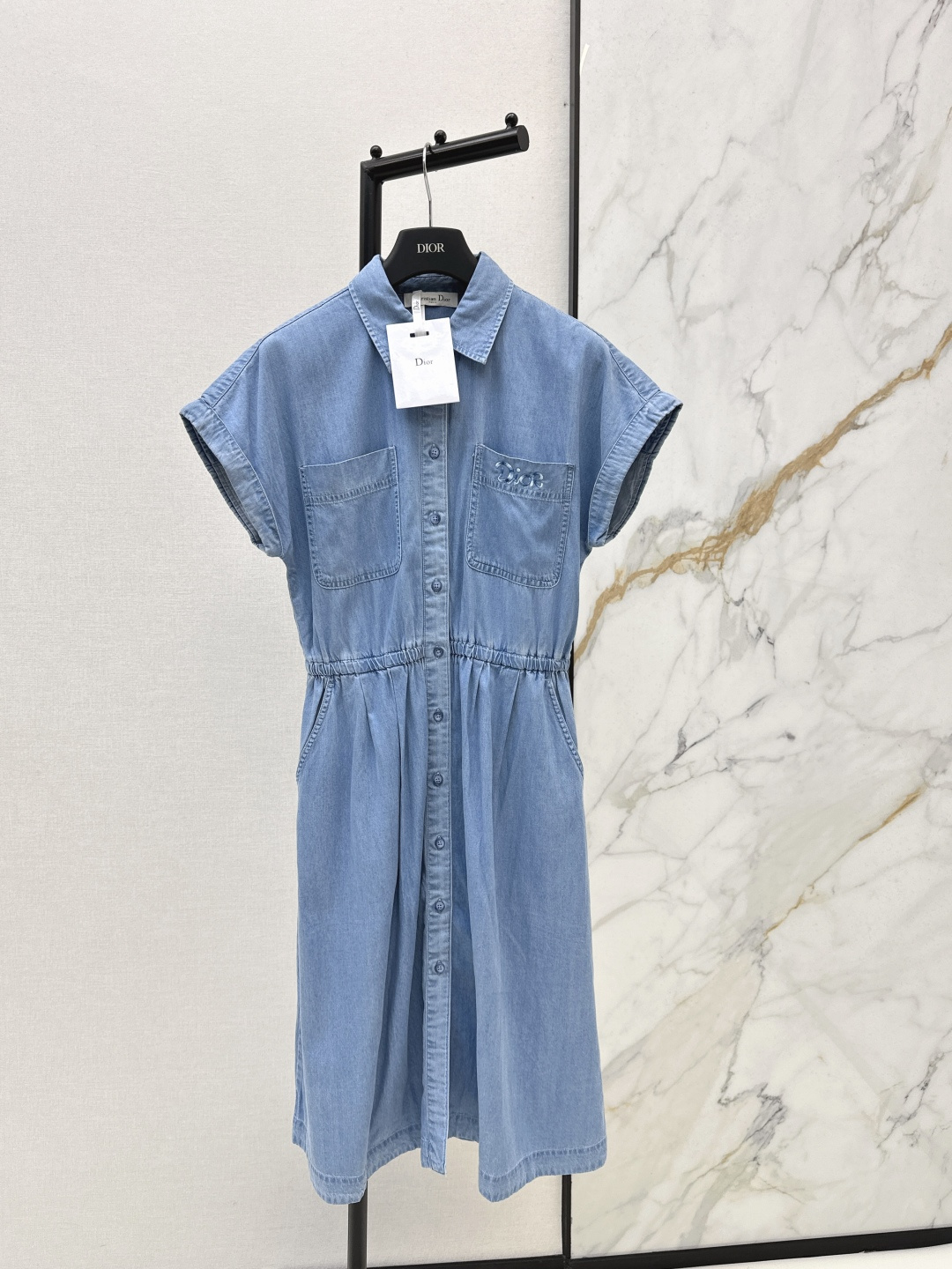 NO:798675,CD 26Ss————The latest spring and summer Tencel denim dress decorated with embroidered patterns. Fashionable and stylish. Can be worn in various occasions. Can be worn formally or casually. One-row button design. High waist line to divide the golden body proportions. The hem is spliced ​​and pleated to reduce age. It is made of imitation denim fabric. It has the texture of denim and is easier to take care of than denim. Very high-end. Two colors available for sale sml, skirts, gold,19860909CD 26Ss————春夏最新款刺绣图案装饰天丝牛仔连衣裙 时髦有型 各种场合都能穿 可正式可休闲 一排开扣设计 高腰线分割黄金身材比例 下摆拼接压褶灵动减龄 采用仿牛仔面料 拥有牛仔的质感又比牛仔好打理 非常高级 两色现货发售sml,,skirts,gold,,Women's clothing