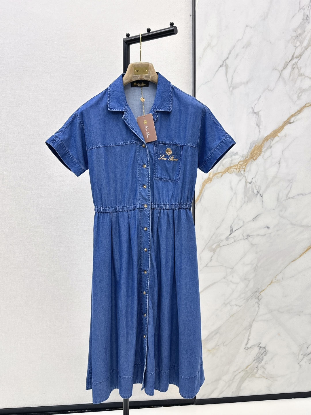 NO:798672,310L 26Ss————The latest spring and summer Tencel denim dress decorated with embroidery patterns. Fashionable and stylish. Can be worn in various occasions. Can be worn formally or casually. One row of open buttons. High waist line to divide the golden body proportions. The hem is spliced ​​and pleated to reduce age. It is made of imitation denim fabric. It has the texture of denim and is easier to take care of than denim. Very high-end. Available in one color. SML, loro piana, skirts, gold,19860909310L 26Ss————春夏最新款刺绣图案装饰天丝牛仔连衣裙 时髦有型 各种场合都能穿 可正式可休闲 一排开扣设计 高腰线分割黄金身材比例 下摆拼接压褶灵动减龄 采用仿牛仔面料 拥有牛仔的质感又比牛仔好打理 非常高级 一色现货发售sml,,loro piana,skirts,gold,,Women's clothing