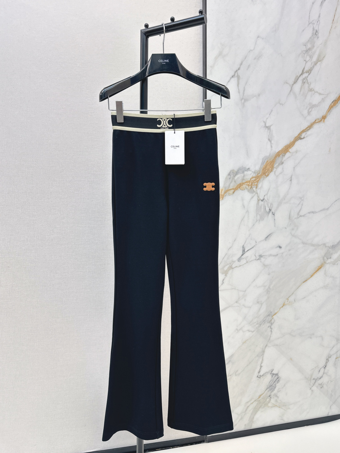 NO:798669,Ce 26Ss - the latest spring and summer model with logo webbing and mid-high waist elastic leggings, multi-functional and versatile. Tight and super slim. Comfortable and easy to wear. The upper body looks slim and tall. Super versatile. A must-have for the goddess' wardrobe. One color ready for sale sml,,19860909Ce 26Ss———春夏最新款logo织带微喇中高腰弹力打底裤多功能百搭款 紧身超显瘦 舒适好穿上身显瘦又高挑 超百搭 女神衣橱必备 一色现货发售sml,,,Women's clothing