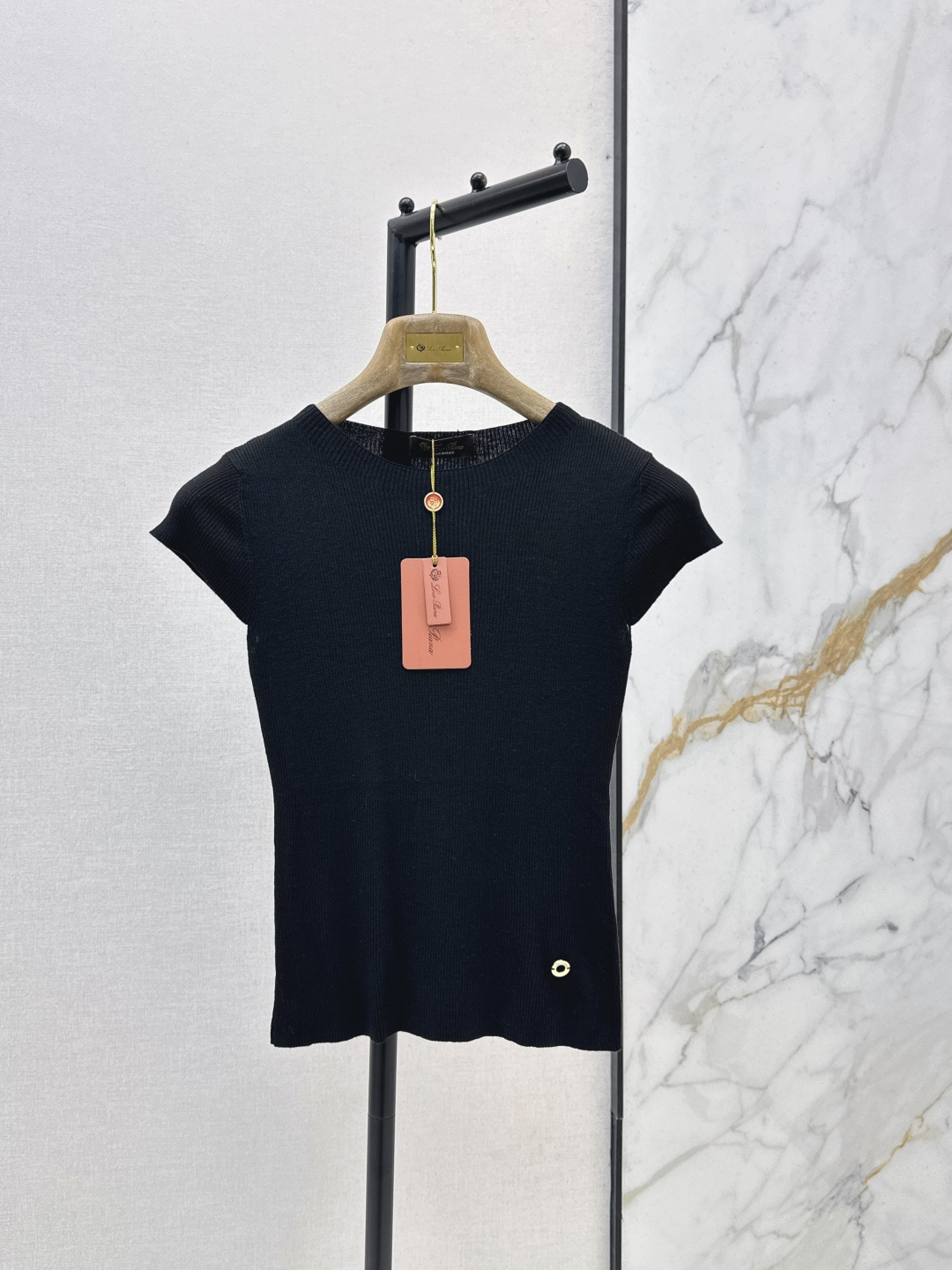 NO:798688,240L 26Ss——The latest sleeveless round-neck sweater in early spring, versatile black color, delicate and soft, fully interpreting the high-end sense of old money style, low-key luxury, every part reveals a sense of high-end, available in one color, sml,, loro piana,19860909240L 26Ss———早春最新款无袖圆领针织衫百搭黑色系 细腻柔软 把老钱风的高级感演绎得淋漓尽致 低调奢华 每一处都透露着高级感 一色现货发售sml,,loro piana,,Women's clothing