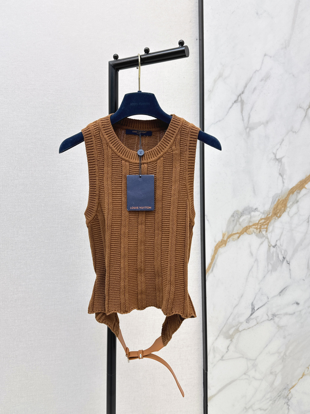 NO:798683,Ljia 26Ss————The latest sleeveless knitted vest for spring and summer. Simple and elegant. Full of brand sense. Sleeveless design. It is OK to be worn layered or worn alone. It is very suitable for spring and autumn. The knitted fabric has good elasticity and is comfortable to wear for commuting and leisure. It can be easily matched with linings to create a sense of layering. Fashionable and versatile ~ Two colors are available for sale sml,, louis vuitton,19860909L家 26Ss————春夏最新款无袖针织背心 简约大方 品牌感满满 无袖设计 叠穿或单穿都很OK 春秋季节超适合 针织面料弹性好 穿着舒适通勤休闲都能轻松驾驭 搭配衬轻松打造层次感 时髦又百搭～两色现货发售sml,,louis vuitton,,Women's clothing