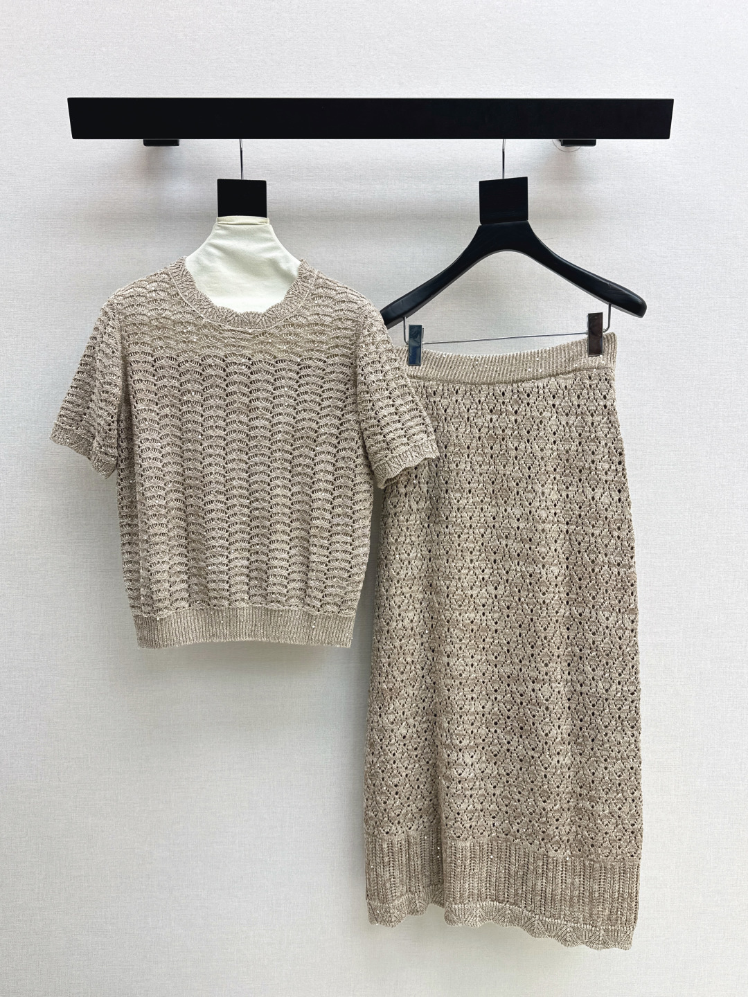 NO:798674,Exclusive first release of Bc 26Ss————The latest spring and summer knitted suit with wavy pattern hollow woven round neck sweater + high waist skirt. Heavy wavy pattern hot diamond decoration. Exquisite beauty. The overall feeling is simple and elegant. The combination of a set gives you a gentle, beautiful and moving feeling. The color and pattern are impeccable. A must-have set for lazy people. It will look good no matter how you wear it. The fabric texture is excellent. One set. Two colors are available for sale sml,,skirts,19860909独家首发 Bc 26Ss————春夏最新款针织套装波浪纹镂空提织圆领针织衫+高腰半裙 重磅波浪纹烫钻装饰 精致美感 整体给人感觉特别的简约大气 一套搭配起来给你人一种温柔美丽动人的感觉 颜色跟版型都无可挑剔 懒人必备一套怎么搭都好看 面料质感一绝 一套出 两色现货发售sml,,skirts,,Women's clothing