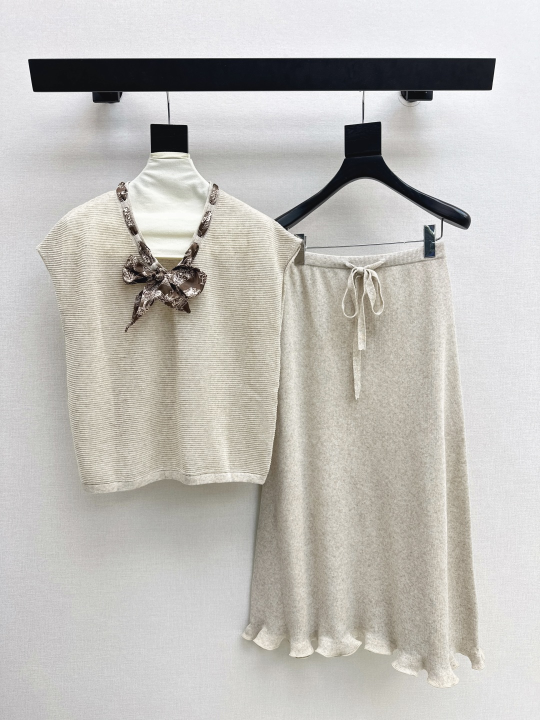 NO:798671,Exclusive first release of LP 26Ss————The latest spring and summer knitted suit, silk scarf decorated off-shoulder top + high-waisted skirt, exquisite beauty, the overall feeling is simple and elegant. When paired together, it will give you a gentle, beautiful and moving feeling. The color and pattern are impeccable. A must-have for lazy people, it will look good no matter how you match it. The fabric texture is excellent. One set. Two colors available for sale sml, loro piana, skirts,19860909独家首发 LP 26Ss————春夏最新款针织套装丝巾装饰落肩上衣+高腰半裙 精致美感 整体给人感觉特别的简约大气 一套搭配起来给你人一种温柔美丽动人的感觉 颜色跟版型都无可挑剔 懒人必备一套怎么搭都好看 面料质感一绝 一套出 两色现货发售sml,,loro piana,skirts,,Women's clothing