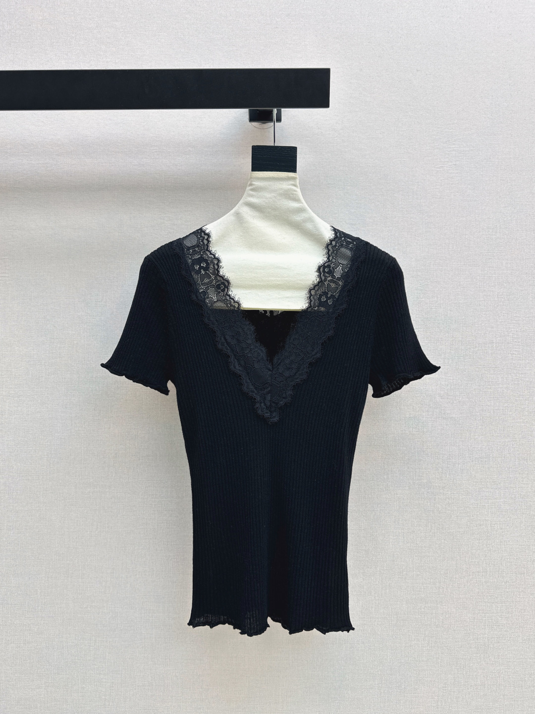 NO:798668,Es 26Ss, a gentle daily must-have inner wear - the latest spring and summer must-have lace splicing short-sleeved sweater for gentle girls. It is so easy to match and has a gentle retro style for daily use. The fabric has a wide range and can be worn by girls and mature women with different tastes. Highly recommended~~ Two colors are available in stock sml,, T-shirt,19860909温柔日常必备内搭 Es 26Ss————春夏最新款温柔女孩必备蕾丝拼接短袖针织衫 太好搭啦很日常的温柔复古风 面料跨度很大少女熟女都可穿出不同味道 强烈推荐哦～～ 两色现货发售sml,,T-shirt,,Women's clothing