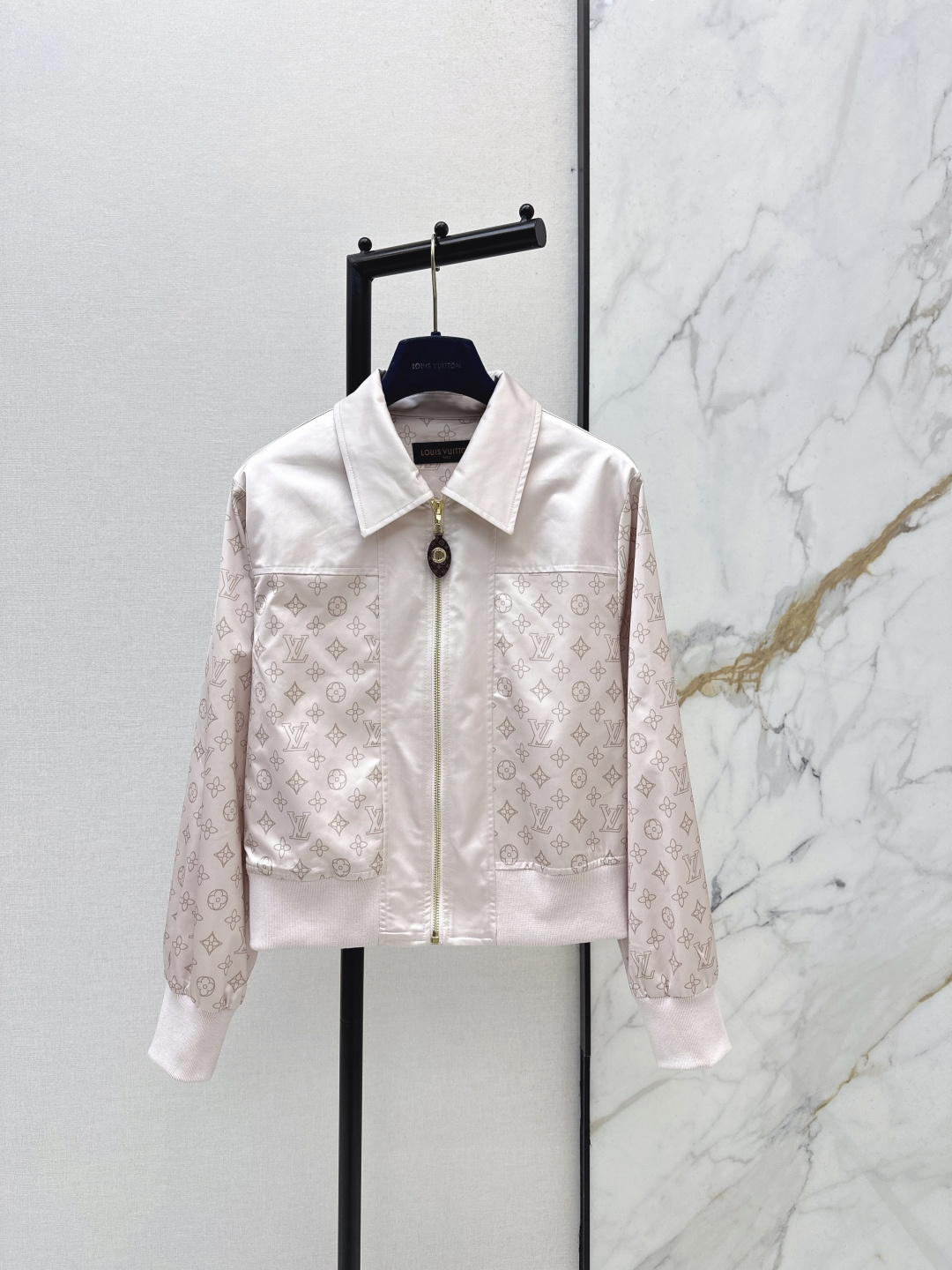 NO:799108,L's 26Ss - the latest classic presbyopic pattern jacket for spring and summer. Special material with texture. Great attention to every small detail. Just the right sense of high-end. Three-dimensional tailoring makes the upper body of the garment more refined and western. Mold customization for decoration. The real thing is amazing. One color ready for sale sml,, louis vuitton, jackets & coats, jackets & coats,19860909L家 26Ss————春夏最新款经典老花图案夹克外套 特殊材质有肌理感 每个小细节都非常注重 恰到好处的高级感 立体剪裁 让成衣上身更为精致洋气 开模定制装饰 实物太赞啦 一色现货发售sml,,louis vuitton,jackets & coats,jackets & coats,,Women's clothing