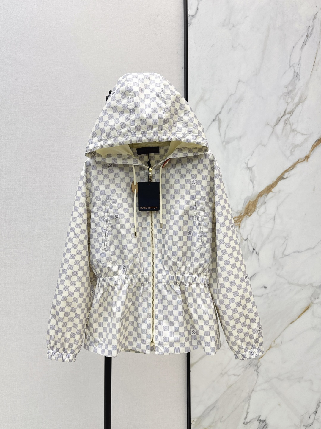 NO:799100,L's 26Ss————The latest spring and summer checker pattern hooded windbreaker jacket with permeable printing. It is an instant hit after shipment. The special material has a sense of texture. Every small detail is paid great attention to. Just the right sense of high-end. Three-dimensional tailoring makes the upper body of the garment more refined and western. The mold is customized for decoration. The real thing is amazing. One color ready for sale smlxl,, louis vuitton, jackets & coats, hats,19860909L家 26Ss————春夏最新款棋格纹连帽风衣外套渗透印花 出货即爆单 特殊材质有肌理感 每个小细节都非常注重 恰到好处的高级感 立体剪裁 让成衣上身更为精致洋气 开模定制装饰 实物太赞啦 一色现货发售smlxl,,louis vuitton,jackets & coats,hats,,Women's clothing