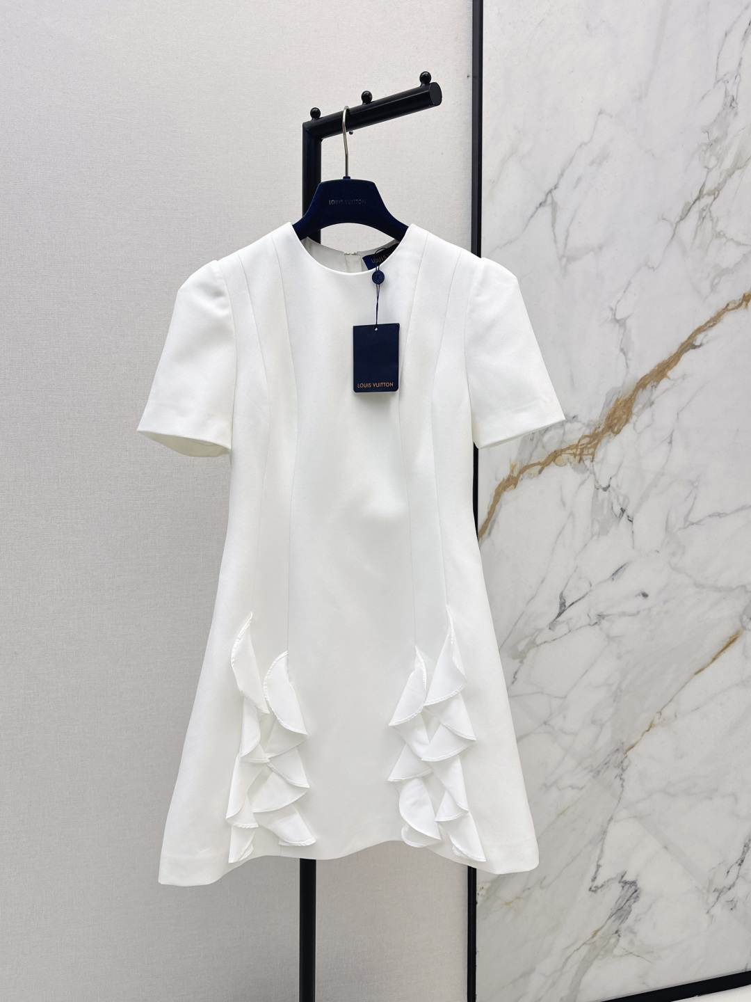 NO:799099,L Family 26Ss————The latest spring and summer new short-sleeved dress with layered hem decoration. Classic design. The upper body is exquisite and capable. Easy to match. Customized imported fabrics are crisp and stylish. Full of high-end sense. Full of texture. Available in stock in one color, smlxl, louis vuitton, skirts, T-shirt,19860909L家 26Ss————春夏最新款下摆层次装饰短袖新款连衣裙 经典款设计 上身精致又干练得体 搭配起来随心应手 定制的进口面料挺括有型 满满的高级感 质感十足 一色现货发售smlxl,,louis vuitton,skirts,T-shirt,,Women's clothing