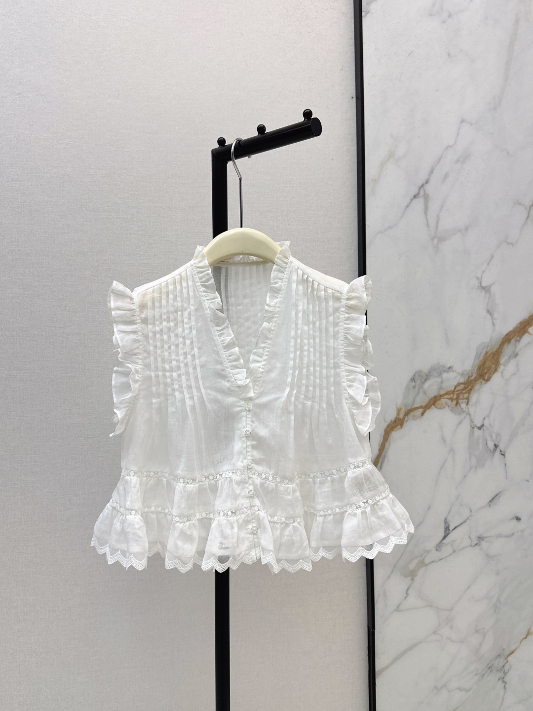 NO:799087,Ch～E 26Ss————The latest heavy-duty handmade ruffled sleeveless shirt in early autumn has a high-end and fashionable design. Customized heavy-duty fabric accessories add a fashionable style. Harmonious matching of pure lust. Versatile style. Two colors available for sale smlxl,, shirts,19860909Ch～E 26Ss————早秋最新款重工手工荷叶边无袖衬衫设计高级又时髦 订制重工面辅料增添时尚格调 纯欲系搭配和谐 百搭王炸款 两色现货发售smlxl,,shirts,,Women's clothing