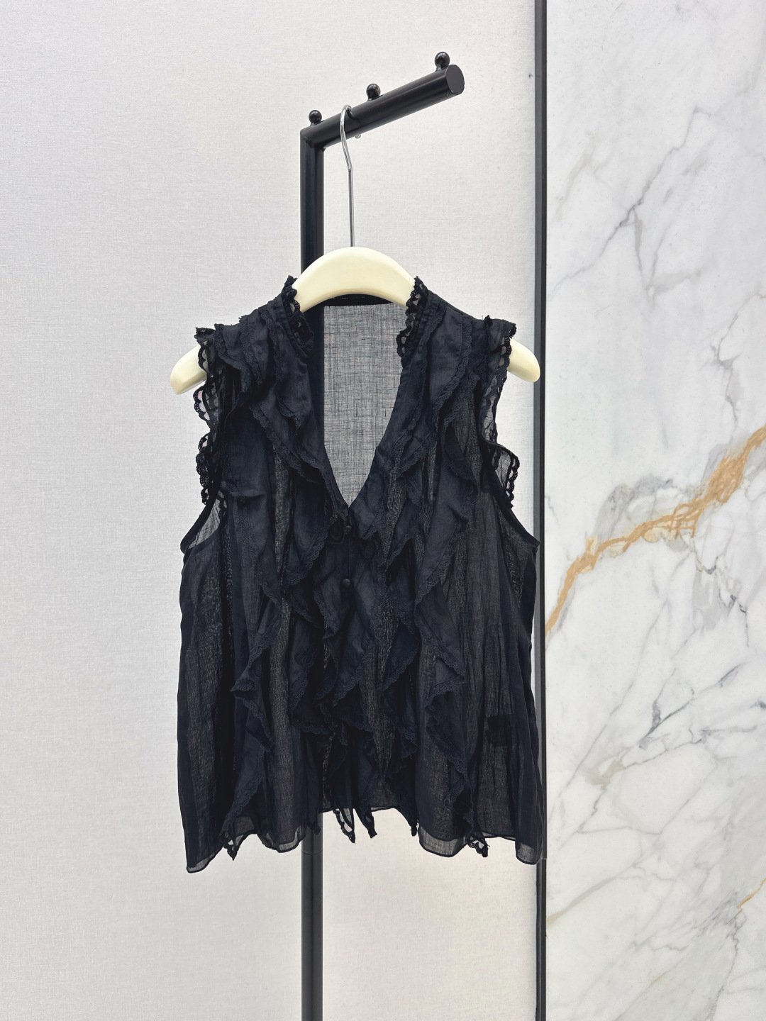 NO:801062,Ch～E 26Ss————The latest spring and summer double-layered V-neck sleeveless shirt with earrings is fashionable and retro. It has a loose silhouette and tailoring. It is not picky at all. It has a sense of elegance that reduces age. One color is available for sale smlxl,, shirts,19860909Ch～E 26Ss————春夏最新款双层木耳边装饰V领无袖衬衫时髦也复古 宽松廓形版型剪裁 完全不挑人 一整个减龄优雅即视感 一色现货发售smlxl,,shirts,,Women's clothing
