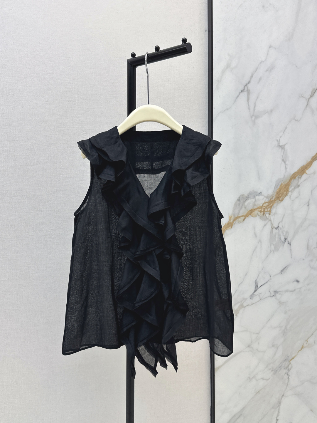 NO:799084,Ch～E 26Ss————The latest spring and summer double-layered V-neck sleeveless shirt with earrings is fashionable and retro. It has a loose silhouette and tailoring. It is not picky at all. It has a sense of elegance that reduces age. One color is available for sale smlxl,, shirts,19860909Ch～E 26Ss————春夏最新款双层木耳边装饰V领无袖衬衫时髦也复古 宽松廓形版型剪裁 完全不挑人 一整个减龄优雅即视感 一色现货发售smlxl,,shirts,,Women's clothing