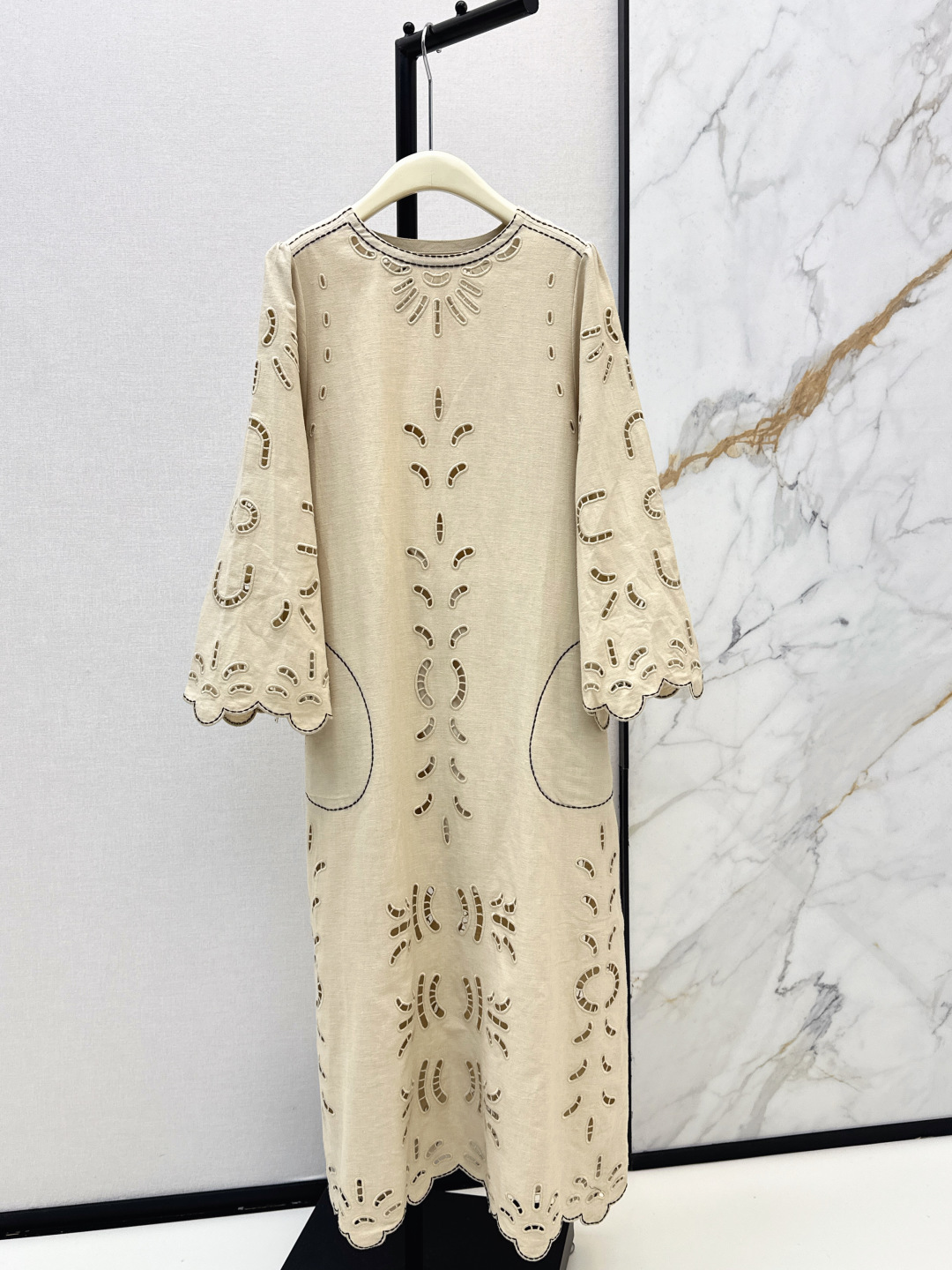 NO:799081,DG 26Ss————The latest super-heavy embroidered long dress for spring and summer, with a modern romantic atmosphere. The whole heavy embroidery process is tedious and complicated. The silhouette is cut with exquisite details. Cotton and linen fabrics are very suitable for summer wear. One color ready for sale smlxl,,skirts,19860909DG 26Ss————春夏最新款超重工刺绣长款连衣裙现代浪漫主义的气息 整件重磅刺绣工艺 繁琐复杂 廓形裁剪 精致细节 棉麻面料很适合夏日穿搭 一色现货发售smlxl,,skirts,,Women's clothing