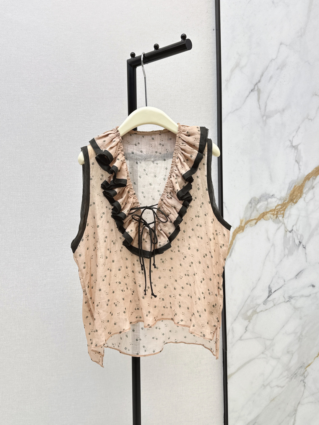 NO:799078,Fashionable design 26Ss————The latest retro floral lace-up sleeveless top for spring and summer perfectly combines soft florals with French cool details. It is paired with a black lace-up bow. The elasticity can be adjusted to add a feminine touch. The edge of the neckline is spliced ​​with layers of fungi. The soft pleats bring a sense of atmosphere. Ready for sale in one color smlxl,,19860909时髦设计 26Ss————春夏最新款复古碎花系带无袖上衣将柔美碎花与法式酷感细节完美融合 搭配黑色系带蝴蝶结 可调节松紧 增添小女人味 领口边缘拼接层层叠叠的木耳边 柔美的褶皱自带氛围感 一色现货发售smlxl,,,Women's clothing