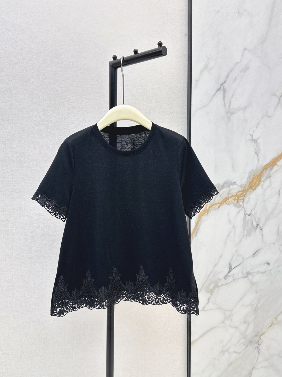 NO:799076,ES 26Ss————The latest heavy-duty water-soluble floral short-sleeved T-shirt for spring and summer. The looming texture of the fabric is more sexy and gorgeous. The large plain color is versatile and not picky. The regular style is layered to create a skirt effect. The fashion style is more diversified. It can be easily adapted to other items. It looks good in daily leisure and commuting. Three colors are available in stock, smlxl, skirts, T-shirt, tees, t-shirt,19860909ES 26Ss————春夏最新款重工水溶花短袖T恤 面料若隐若现的质感更显性感华丽 大身素色百搭不挑人 常规款式叠穿出裙装效果 时尚玩法更多样化 轻松适配其他单品 日常休闲通勤都好看 三色现货发售smlxl,,skirts,T-shirt,tees，t-shirt,,Women's clothing
