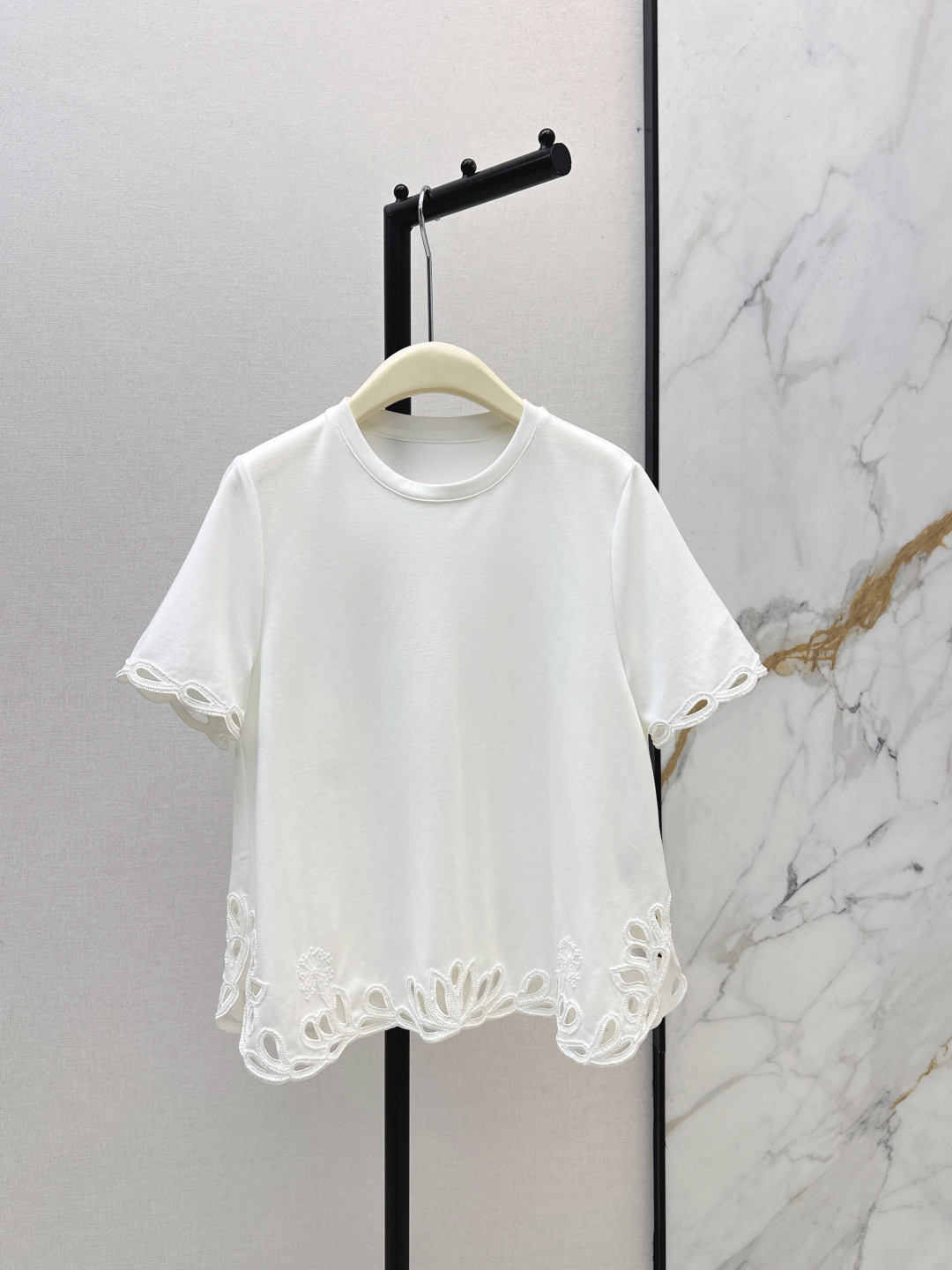 NO:799073,ES 26Ss————The latest heavy-duty water-soluble flower short-sleeved T-shirt for spring and summer. The looming texture of the fabric is more sexy and gorgeous. The large body is plain and versatile. The regular style is layered to create a skirt effect. The fashion style is more diversified. It can be easily adapted to other items. It looks good in daily casual commuting. Two colors are available in stock, smlxl, skirts, T-shirts, tees, t-shirts,19860909ES 26Ss————春夏最新款重工水溶花短袖T恤 面料若隐若现的质感更显性感华丽 大身素色百搭不挑人 常规款式叠穿出裙装效果 时尚玩法更多样化 轻松适配其他单品 日常休闲通勤都好看 两色现货发售smlxl,,skirts,T-shirt,tees，t-shirt,,Women's clothing