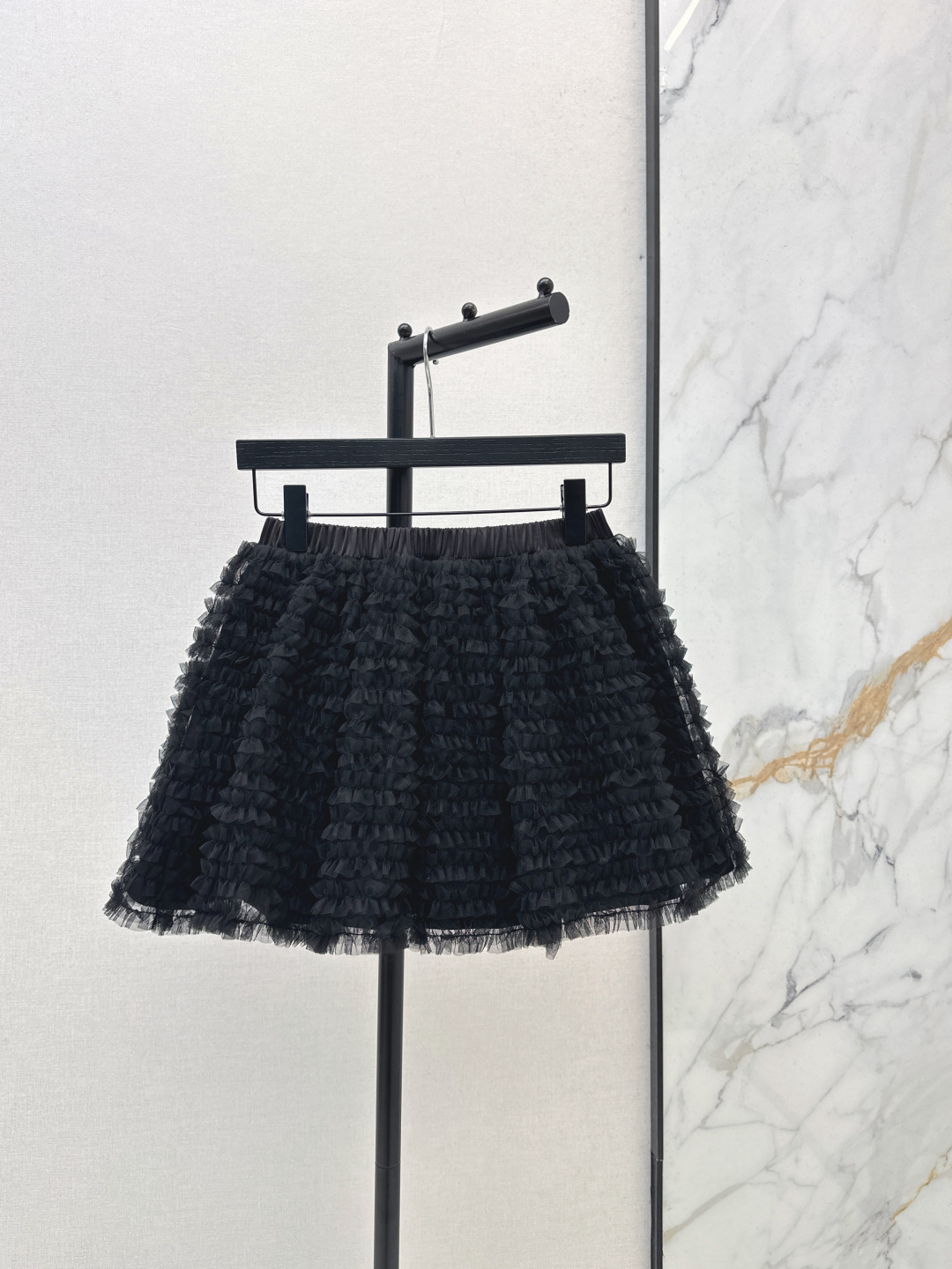 NO:799098,Fashionable little design 26Ss————The latest dark-colored fluffy mesh skirt for spring and summer. Pair it with two fake safety pants to prevent exposure. The classic A-line fluffy skirt is fluffy and three-dimensional and has an airy feel. It can well modify the crotch and thigh lines. The waistband is wide-brimmed and elasticated, making it easy to put on and take off. It can also fit the waistline better. The skirt is made of multi-layer mesh technology. It not only has the softness of the gauze skirt, but also because of the all-black tone and fluffy silhouette.  Full of smart atmosphere, sweet, cool and layered, a perfect addition to your outfit. Available in stock in one color, sml,,skirts,19860909时髦小设计 26Ss————春夏最新款暗黑系蓬蓬网纱半裙 内搭安全裤假两件防走光 经典A字蓬蓬版型裙身蓬松立体自带空气感 能很好地修饰胯部和大腿线条 腰头是宽边松紧设计穿脱方便 也能更好地贴合腰线 裙身采用多层网纱工艺 既有纱裙的柔美感 又因为全黑的色调和蓬松的廓形 灵动氛围感十足 甜酷又有层次 妥妥的穿搭加分项 一色现货发售sml,,skirts,,Women's clothing