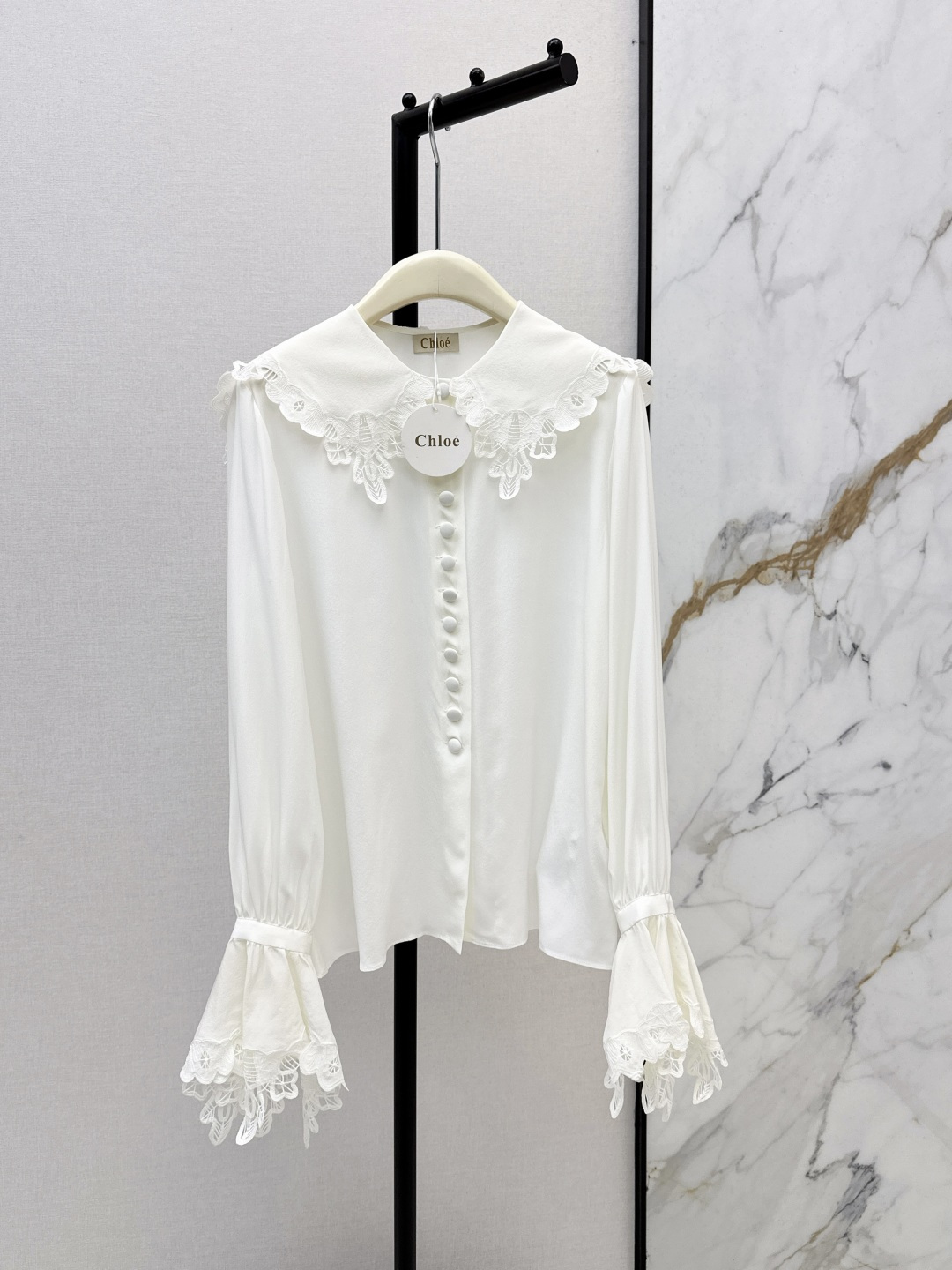 NO:799095,Ch～E 26Ss————The latest high-definition silk shirt with French embroidery flower collar in early spring. The quality control is knowledgeable. Imported heavy silk fabrics. Heavy craftsmanship to position the three-dimensional embroidery technology to be exquisite and advanced. The exquisite feel of imported mulberry silk is awesome. Temperament shawl collar and ruffled lace sleeves. The classic version of the upper body is casual, elegant and gentle.19860909Ch～E 26Ss————早春最新款高定法蕾刺绣花领真丝衬衫 品质控懂货的来 进口重磅真丝面料 重工艺定位立体刺绣工艺精致高级 进口桑蚕丝细腻的手感超赞 气质披肩领荷叶花边袖 经典版型上身随性优雅又温柔 百搭不挑人 白富美必备时髦高级单品 两色现货发售sml,,shirts,real silk,shawls,,Women's clothing