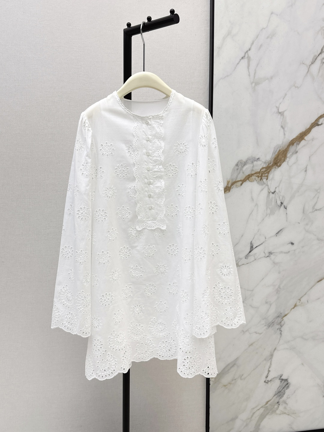 NO:799092,Ch～E 26Ss————The latest super fairy white hollow dress for spring and summer. Light and breathable flower hollow silk cotton fabric. The trumpet cuff design has an elegant feeling that can hide the flesh of the arms and has a bohemian romantic atmosphere. The French romantic sweet and salty temperament makes the upper body so beautiful that it has no friends. It has a sense of elegance and gorgeousness. The loose A-line doll skirt is not flattering on the figure. The exquisite hollow embroidery technology has a bohemian romantic atmosphere.  Bai Fumei must buy, one color ready for sale sml,,skirts,19860909Ch～E 26Ss————春夏最新款超仙的白色镂空连衣裙 轻盈透气的花镂空丝棉面料 喇叭袖口设计自带飘逸感既能藏住手臂拜拜肉 又很有波西米亚的浪漫氛围 法式浪漫可甜可盐气质上身美到没朋友 自带优雅华丽感 宽松的A字娃娃裙版型不挑身材 精致的镂空刺绣工艺很有波西米亚的浪漫氛围 白富美必入 一色现货发售sml,,skirts,,Women's clothing