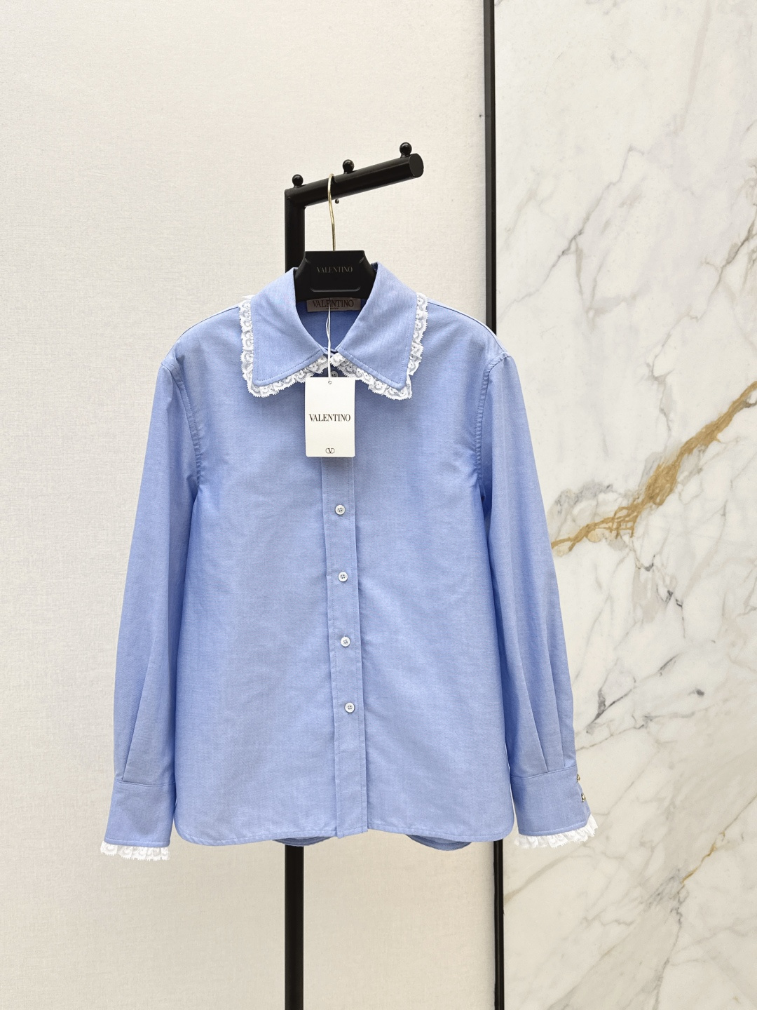 NO:799089,VLTN 26Ss————The latest sweet lace splicing lapel long-sleeved shirt in early spring. The light blue oxford fabric has a delicate twill texture. It is more textured than ordinary white shirts. It is refreshing, clean and very attractive. The doll collar lace instantly breaks the neutrality of the oxford fabric and injects a sweet college atmosphere. The cuffs are also spliced with lace to echo the neckline. It is full of details. When you raise your hand, the lace edge is exposed, which is gentle and delicate.  One color ready for sale sml, shirts,19860909VLTN 26Ss————早春最新款甜美蕾丝花边拼接翻领长袖衬衫 浅蓝牛津纺面料自带细腻的斜纹肌理 比普通白衬衫更有质感 清爽干净又很耐看 娃娃领蕾丝花边瞬间打破了牛津纺的中性感 注入了甜美的学院氛围 袖口也同样做了蕾丝拼接和领口形成呼应 细节感拉满 抬手时露出蕾丝边温柔又精致 一色现货发售sml,,shirts,,Women's clothing