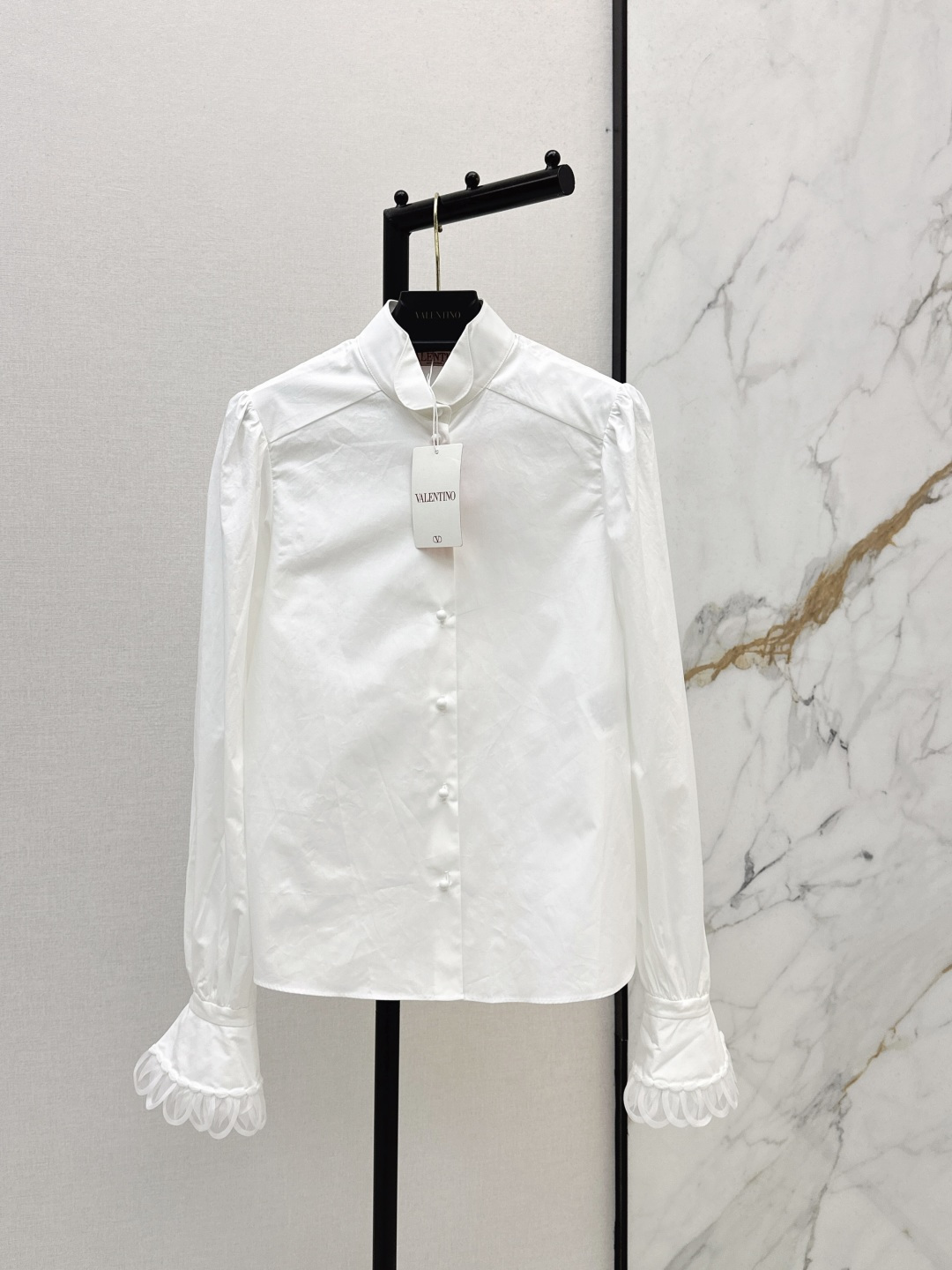 NO:799086,VLTN 26Ss - the latest French-style exquisite lapel single-breasted long-sleeved white shirt for early spring. The slight puff shoulder design weakens the shoulder line and adds a retro feel. The cuffs are double-layered with lace. The hollow lace like petals is gentle and noble. The details when you raise your hands are super atmospheric. The high-quality cotton fabric is crisp and smooth. It takes into account both texture and practicality. It is an evergreen wardrobe item that can be matched repeatedly and has a high utilization rate.  One color ready for sale sml, shirts,19860909VLTN 26Ss———早春最新款法式风精致翻领单排扣长袖白色衬衫 微微的泡泡肩设计弱化肩线同时增加了复古感 袖口做了双层拼接的蕾丝花边翻边 像花瓣一样的镂空蕾丝温柔又贵气 抬手时的细节超有氛围感 高品质棉质面料挺括又顺滑 兼顾了质感和实用性 是一件能反复搭配利用率超高的衣柜常青款 一色现货发售sml,,shirts,,Women's clothing